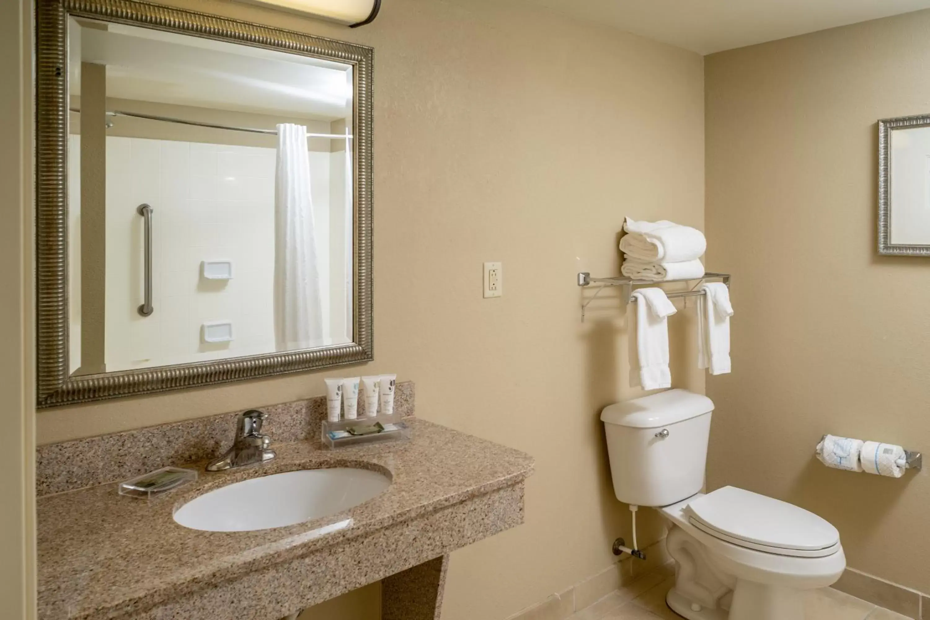 Bathroom in Country Inn & Suites by Radisson, Princeton, WV