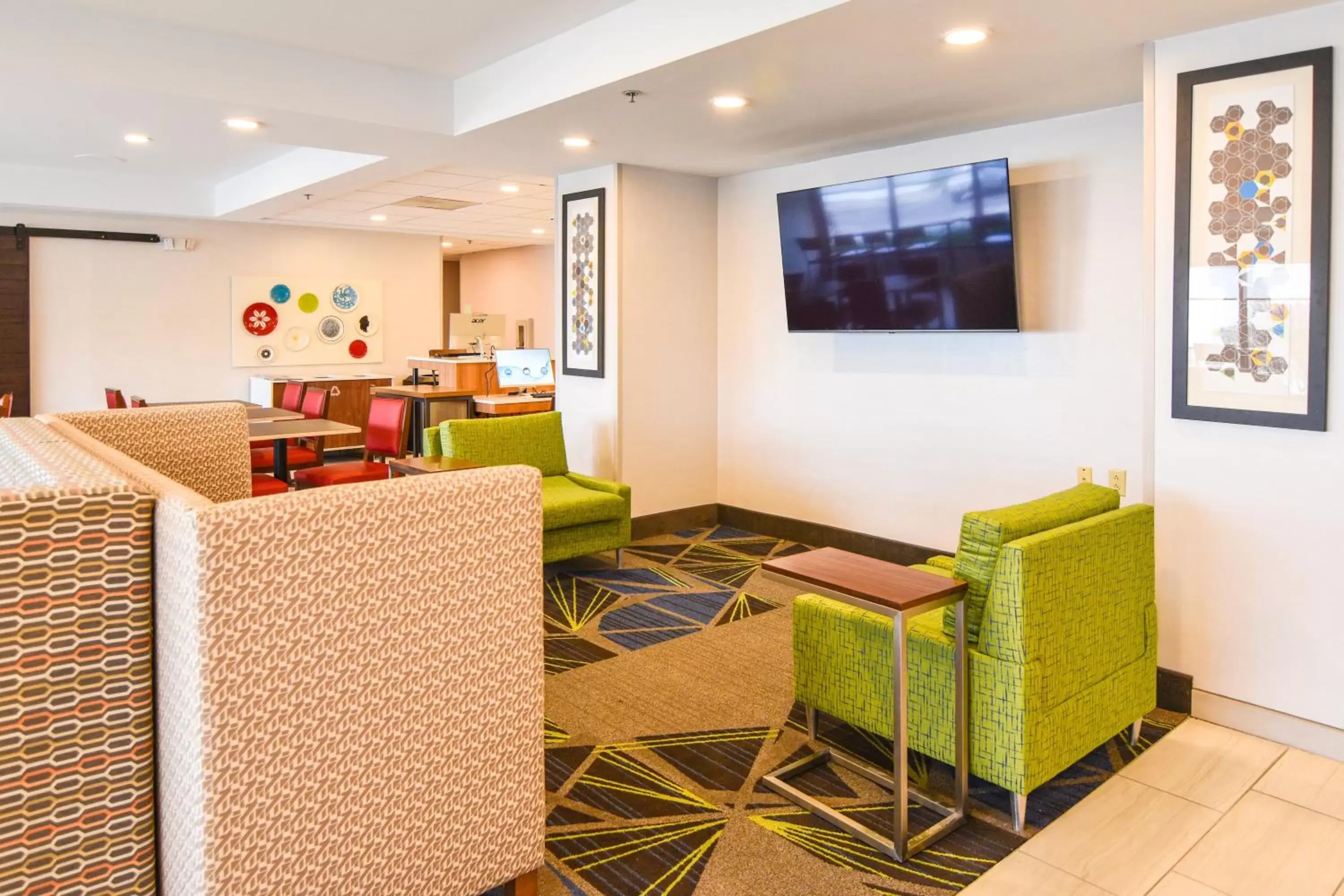 Property building, Lounge/Bar in Holiday Inn Express Indianapolis South, an IHG Hotel