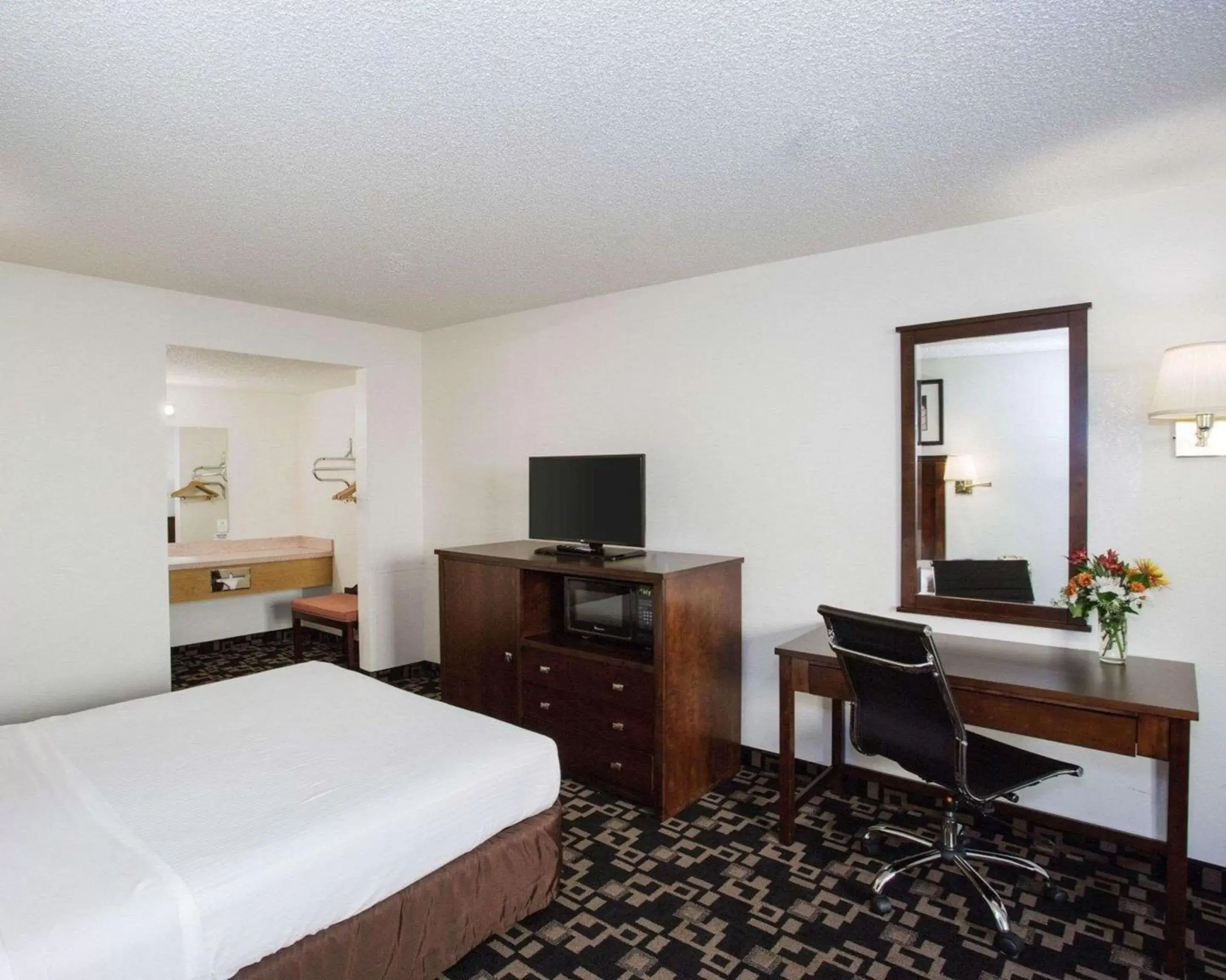 Photo of the whole room, Bed in MorningGlory Inn & Suites