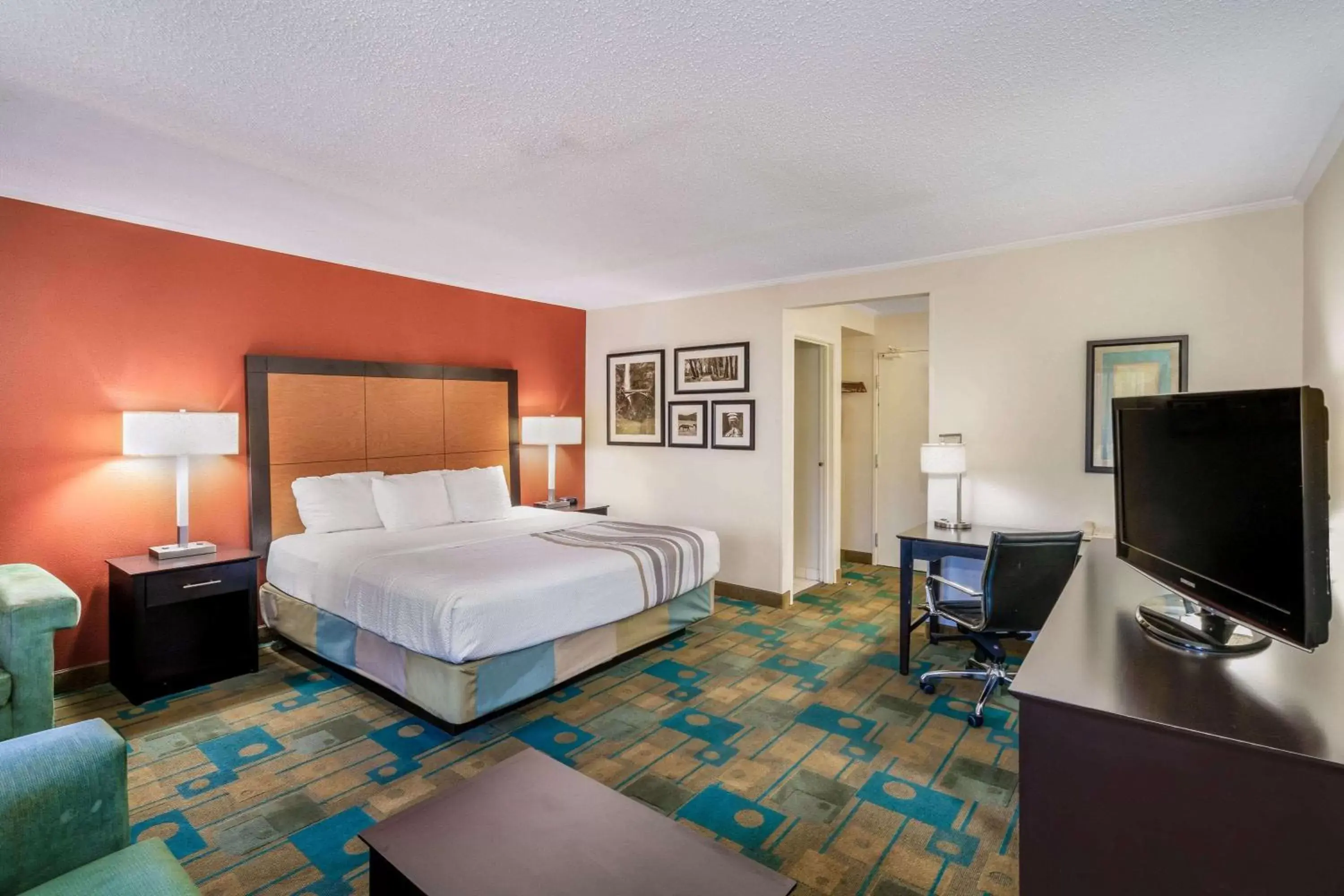 Photo of the whole room, TV/Entertainment Center in La Quinta Inn & Suites by Wyndham Meridian