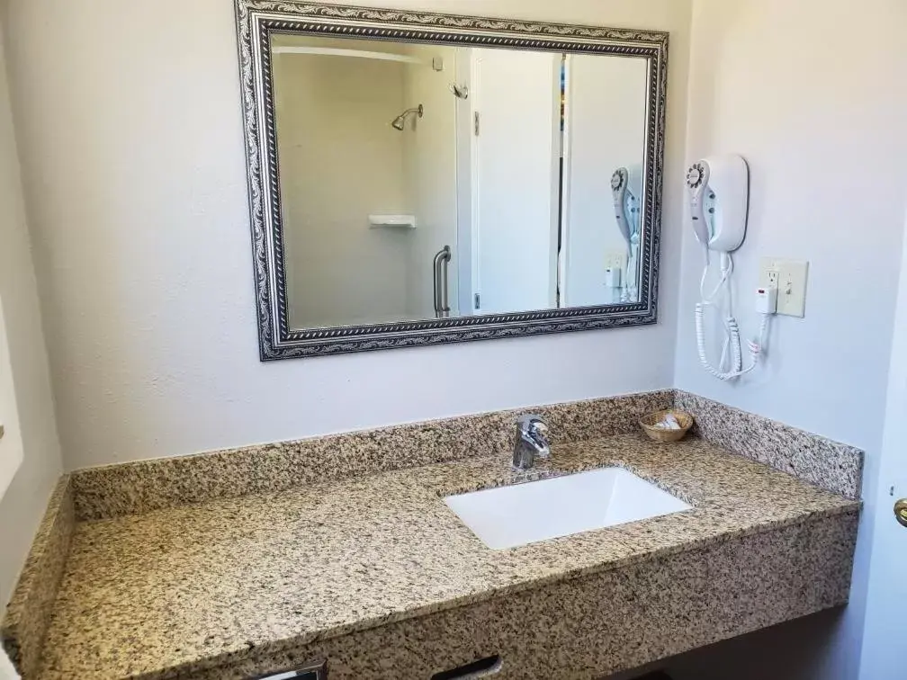 Queen Room - Smoking in Bestway Inn Queen Room - Smoking in Bestway Inn