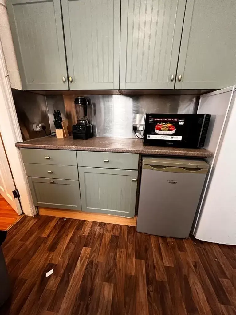 Kitchen/Kitchenette in BLACKPOOL MERCY Inn HOTEL