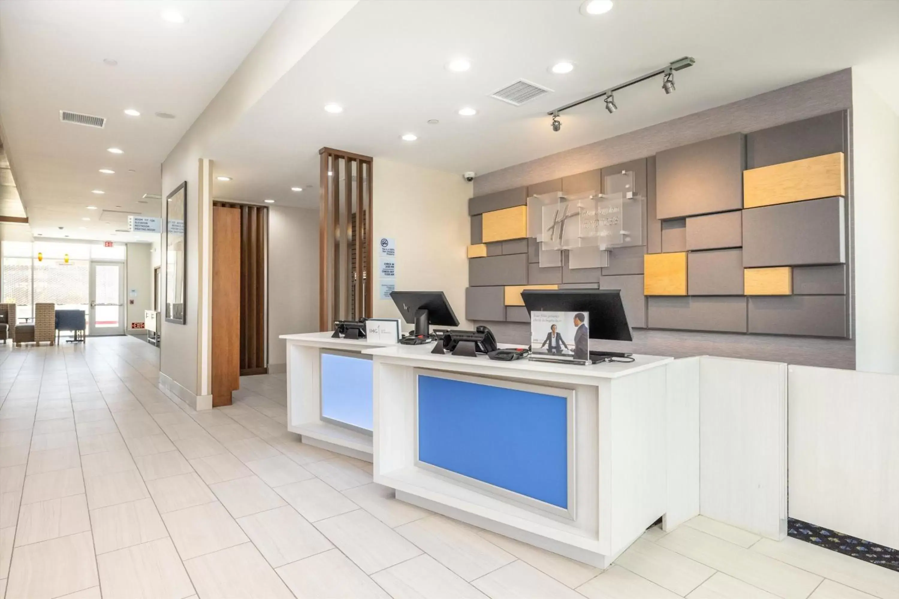 Property building in Holiday Inn Express & Suites - San Jose Silicon Valley by IHG Property building in Holiday Inn Express & Suites - San Jose Silicon Valley by IHG