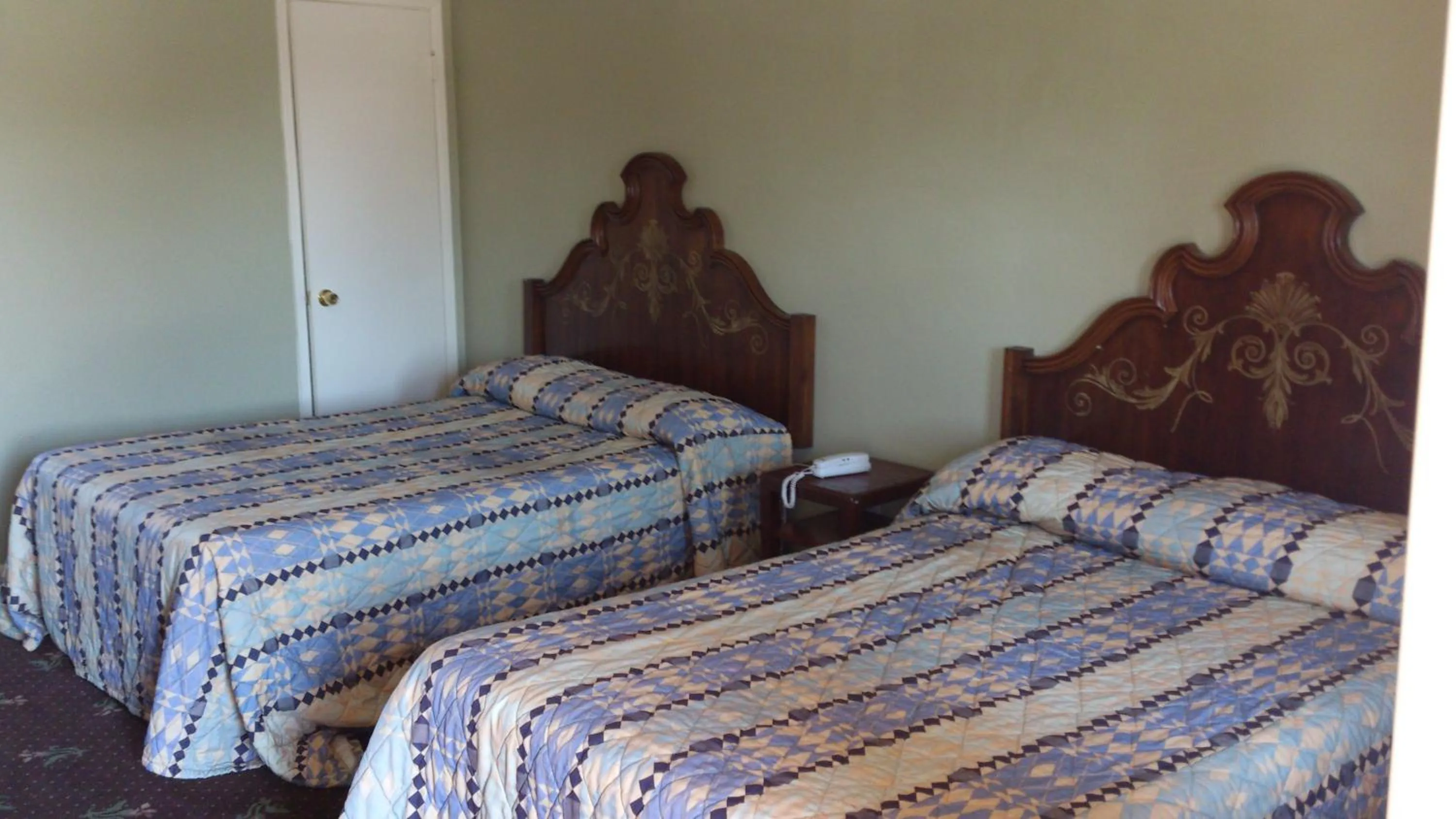 Bed in Santa Ana Travel Inn