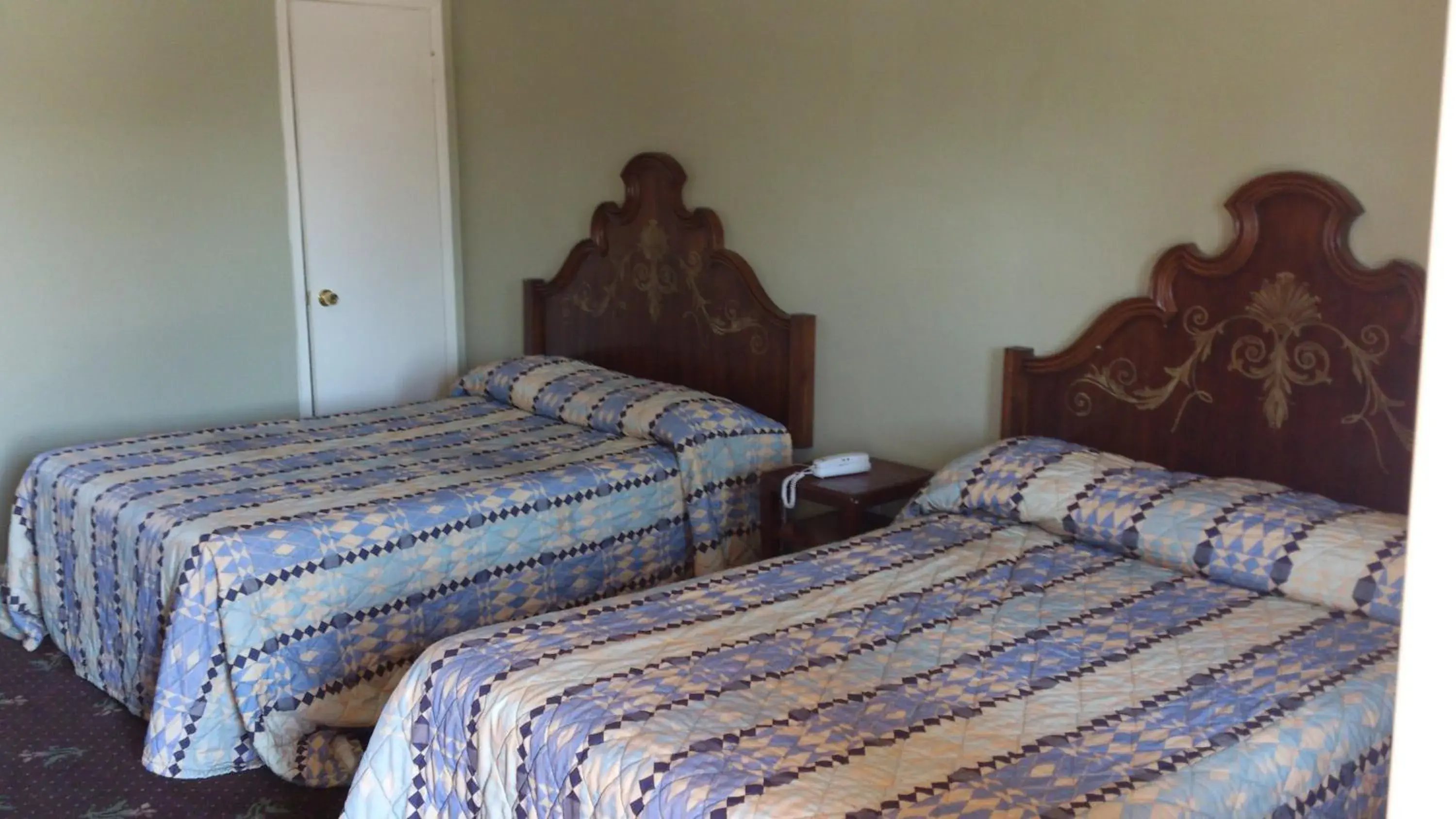 Bed in Santa Ana Travel Inn