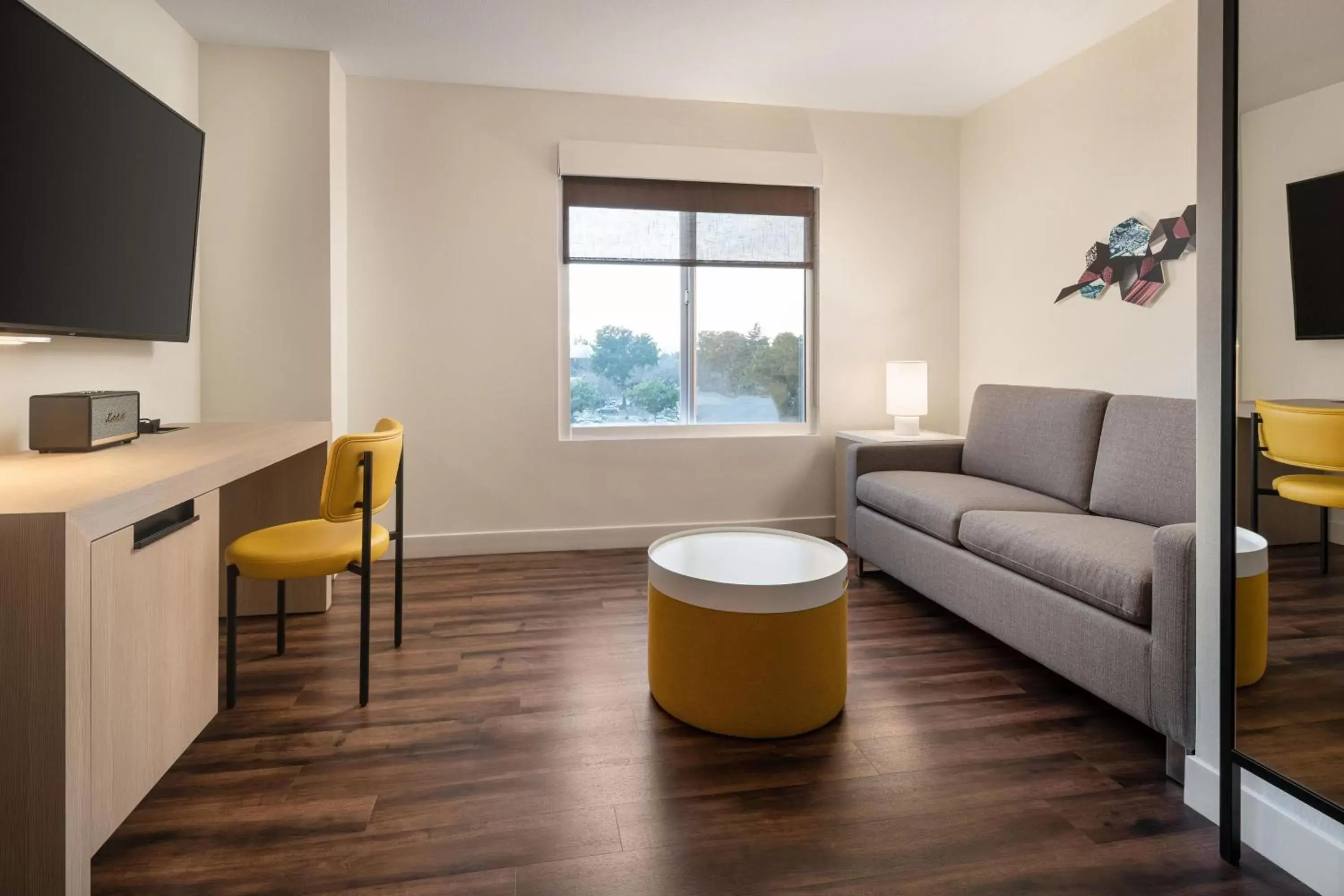 Photo of the whole room, Seating Area in Aloft Mountain View