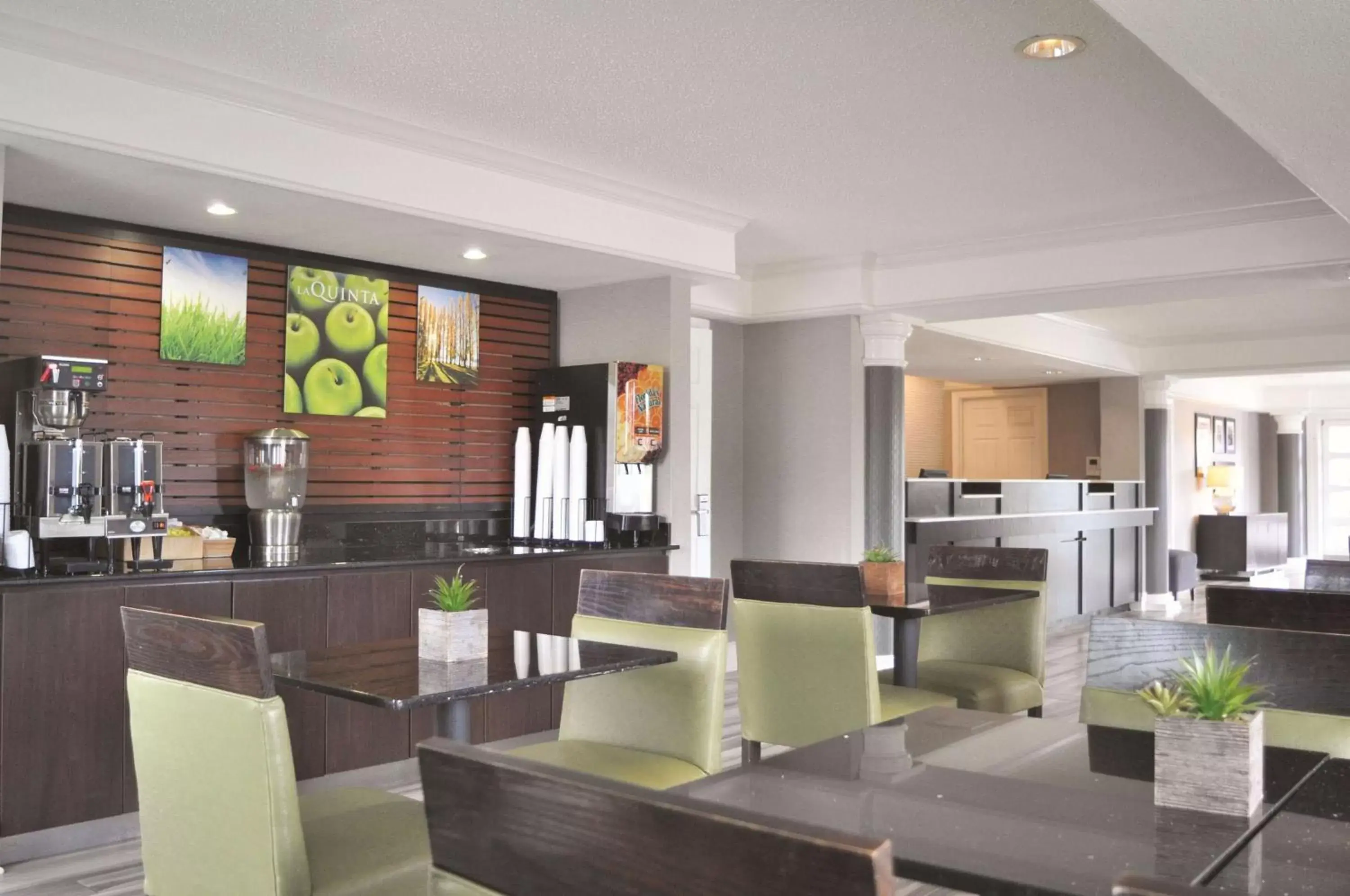 Restaurant/Places to Eat in La Quinta Inn by Wyndham Dallas Uptown