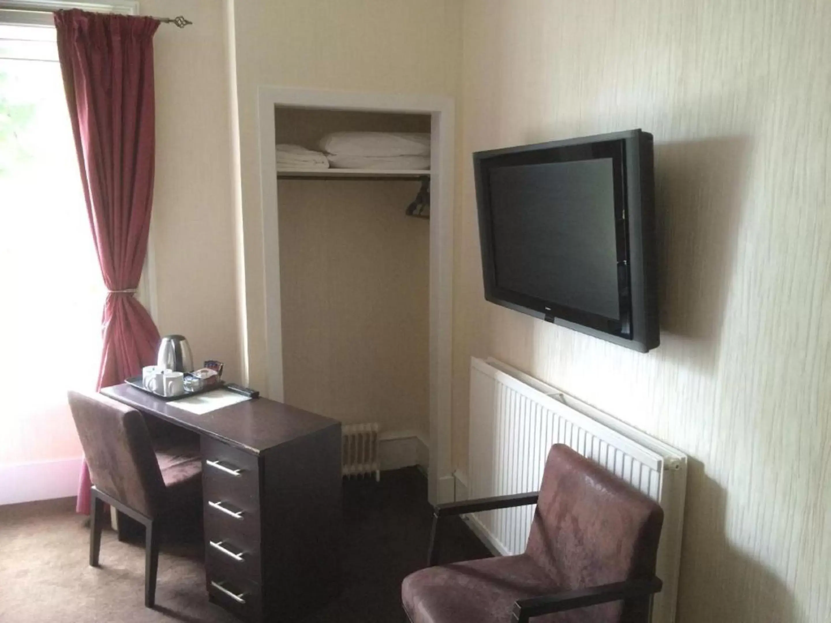 Bedroom, TV/Entertainment Center in Great Western Hotel Aberdeen