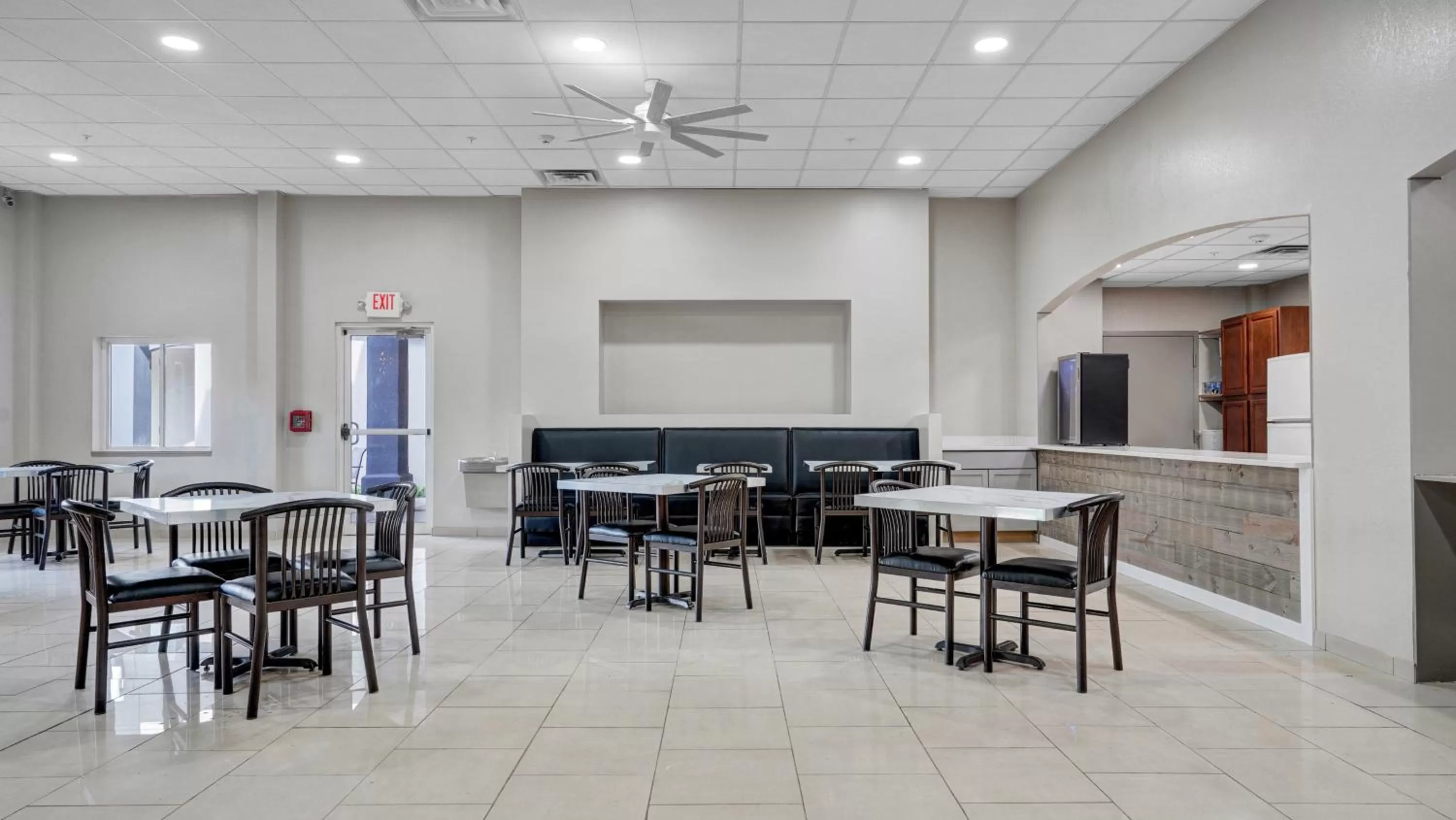 Dining area in Days Inn & Suites by Wyndham Niagara Falls/Buffalo