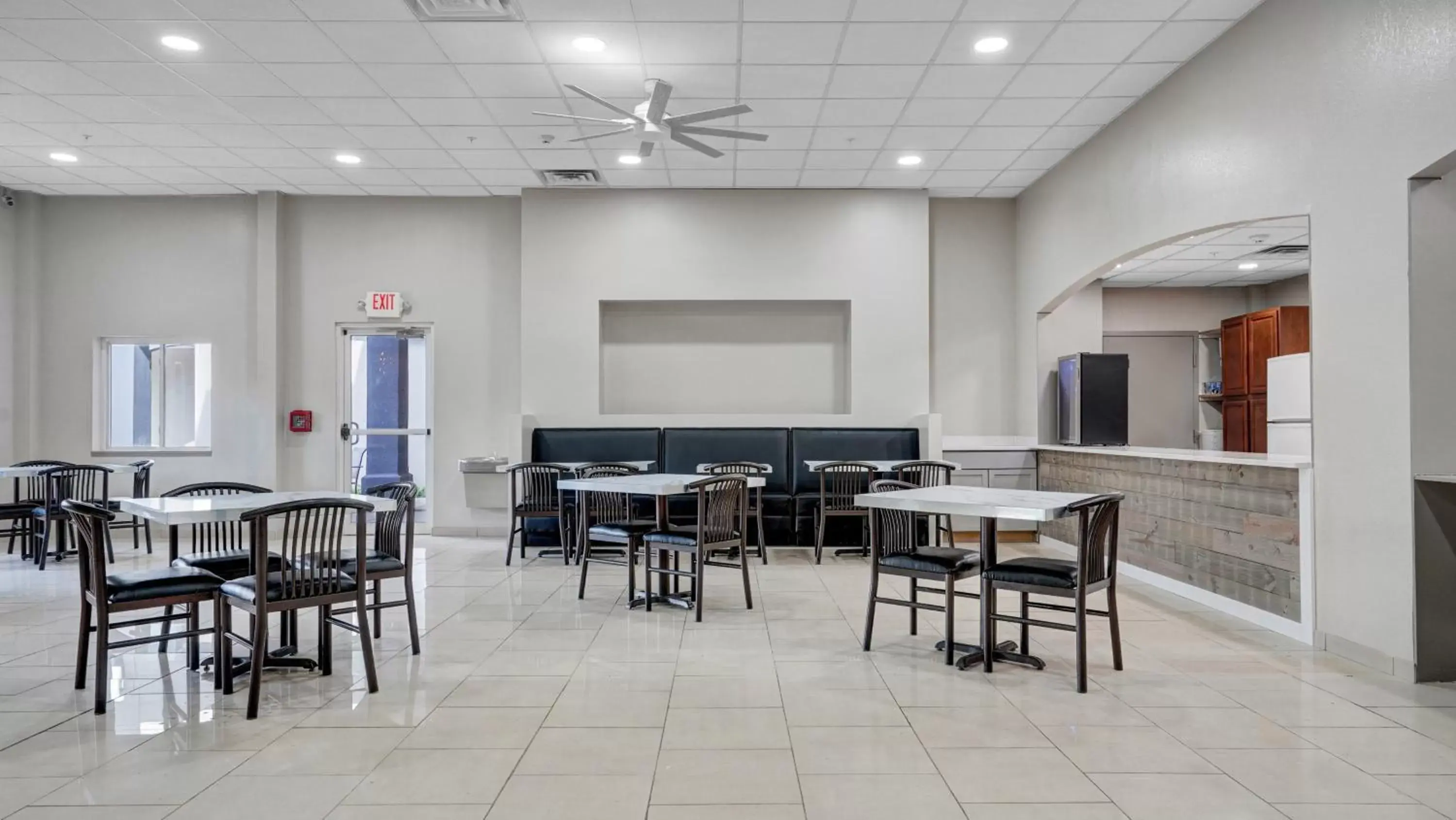 Dining area, Restaurant/Places to Eat in Days Inn & Suites by Wyndham Niagara Falls/Buffalo