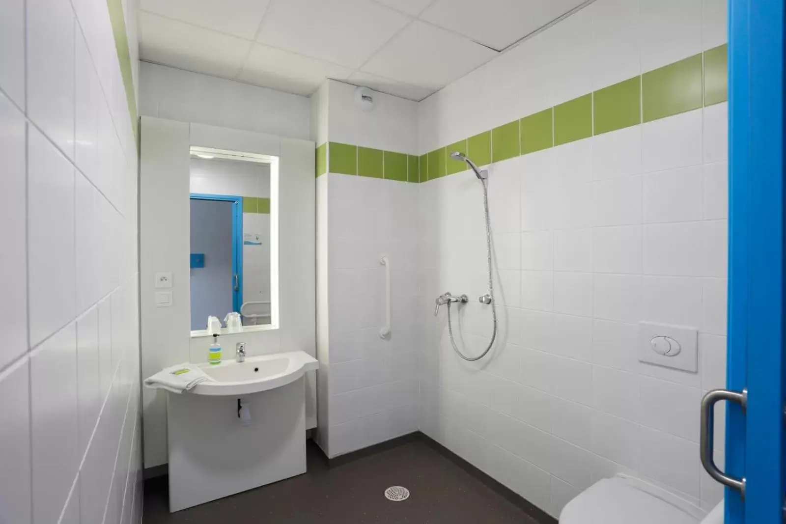 Shower, Bathroom in First Inn Hotel Blois