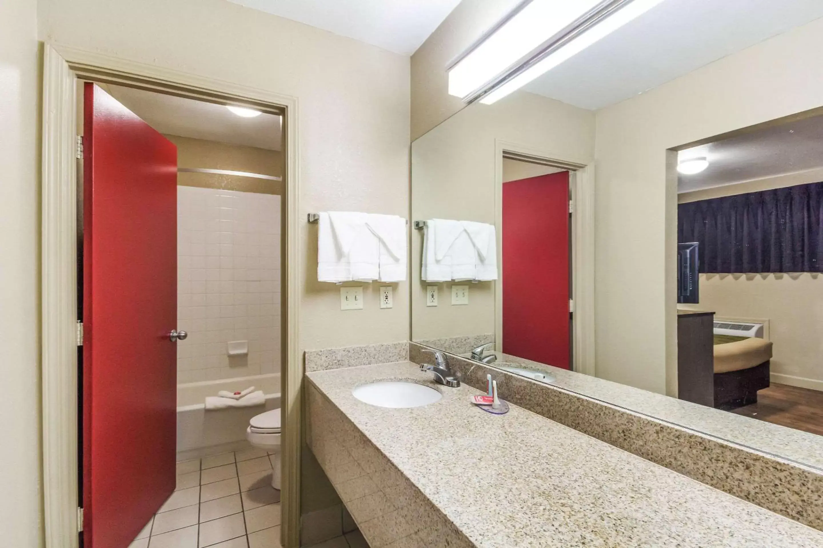 Bathroom in Econo Lodge Inn & Suites I-35 at Shawnee Mission