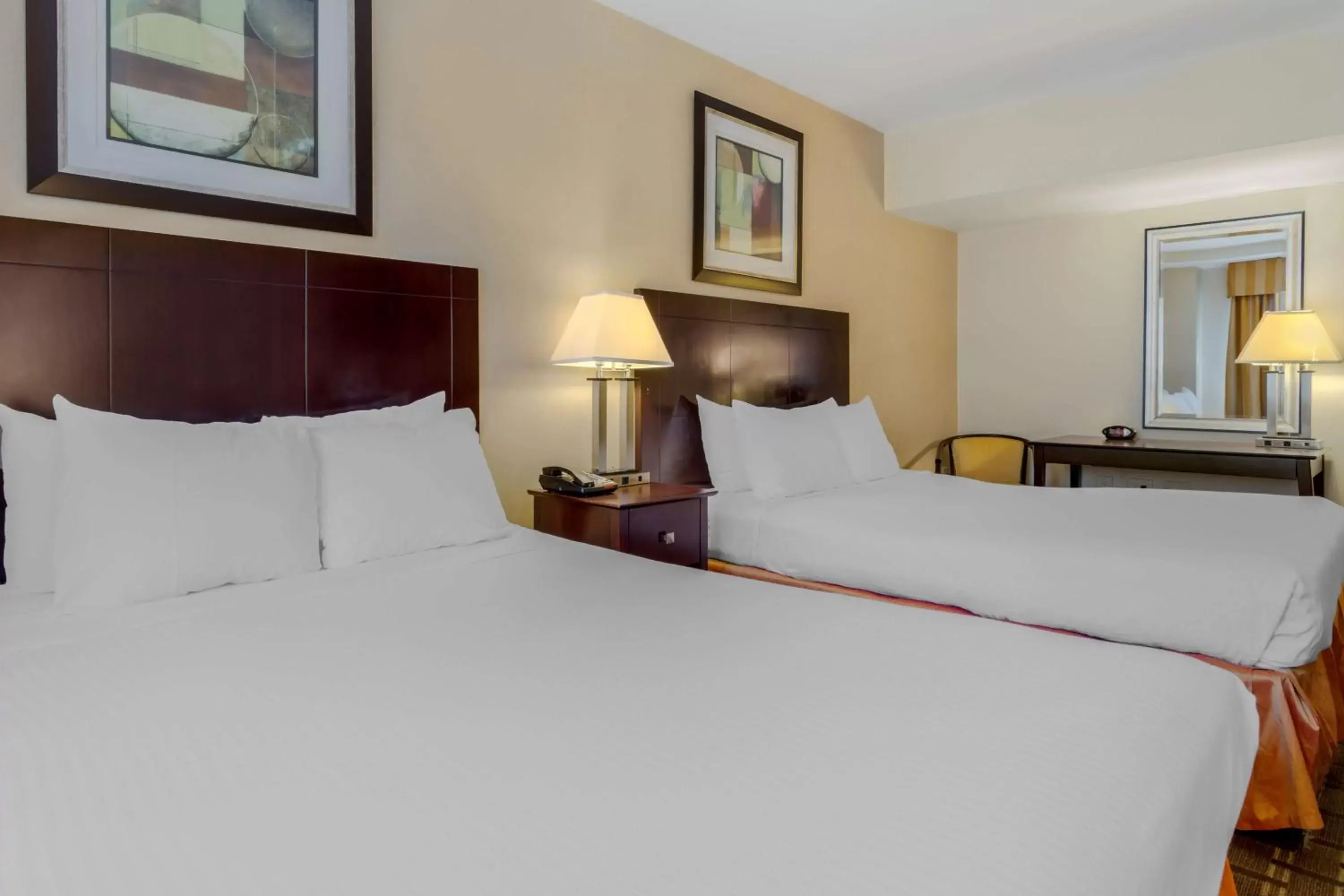 Bedroom, Bed in Best Western Plus Brooklyn Bay Hotel