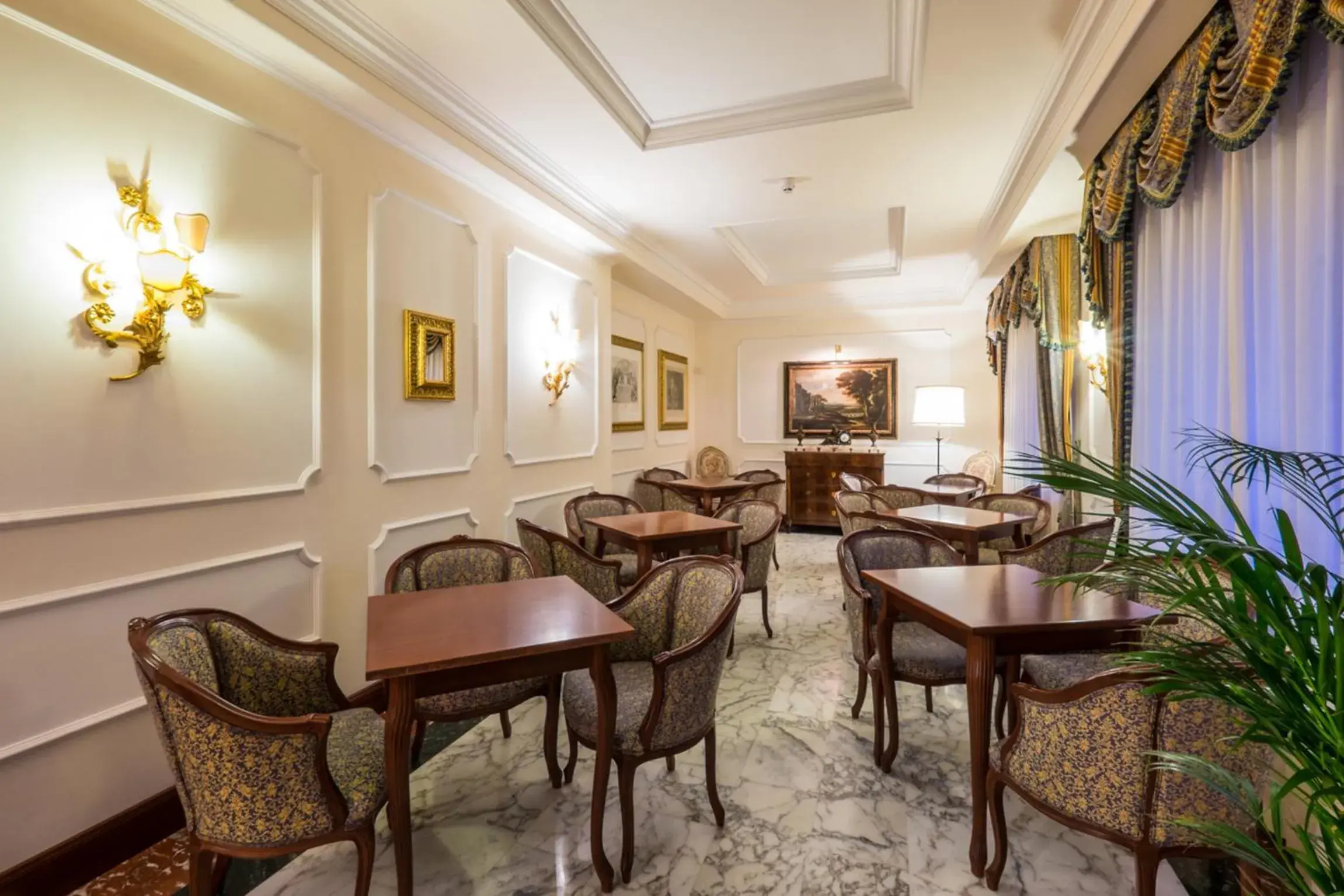 Lounge or bar, Restaurant/Places to Eat in Hotel Royal