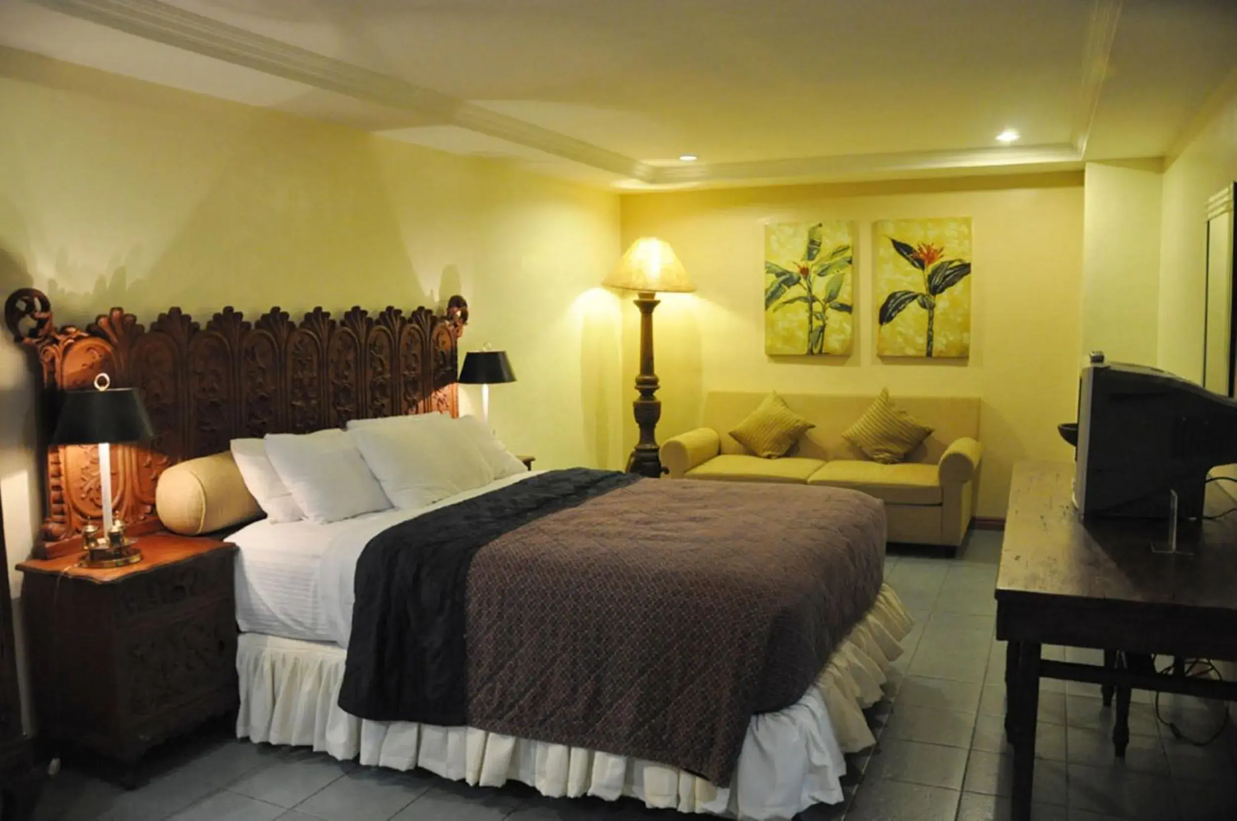 Photo of the whole room, Bed in Crown Regency Residences Davao