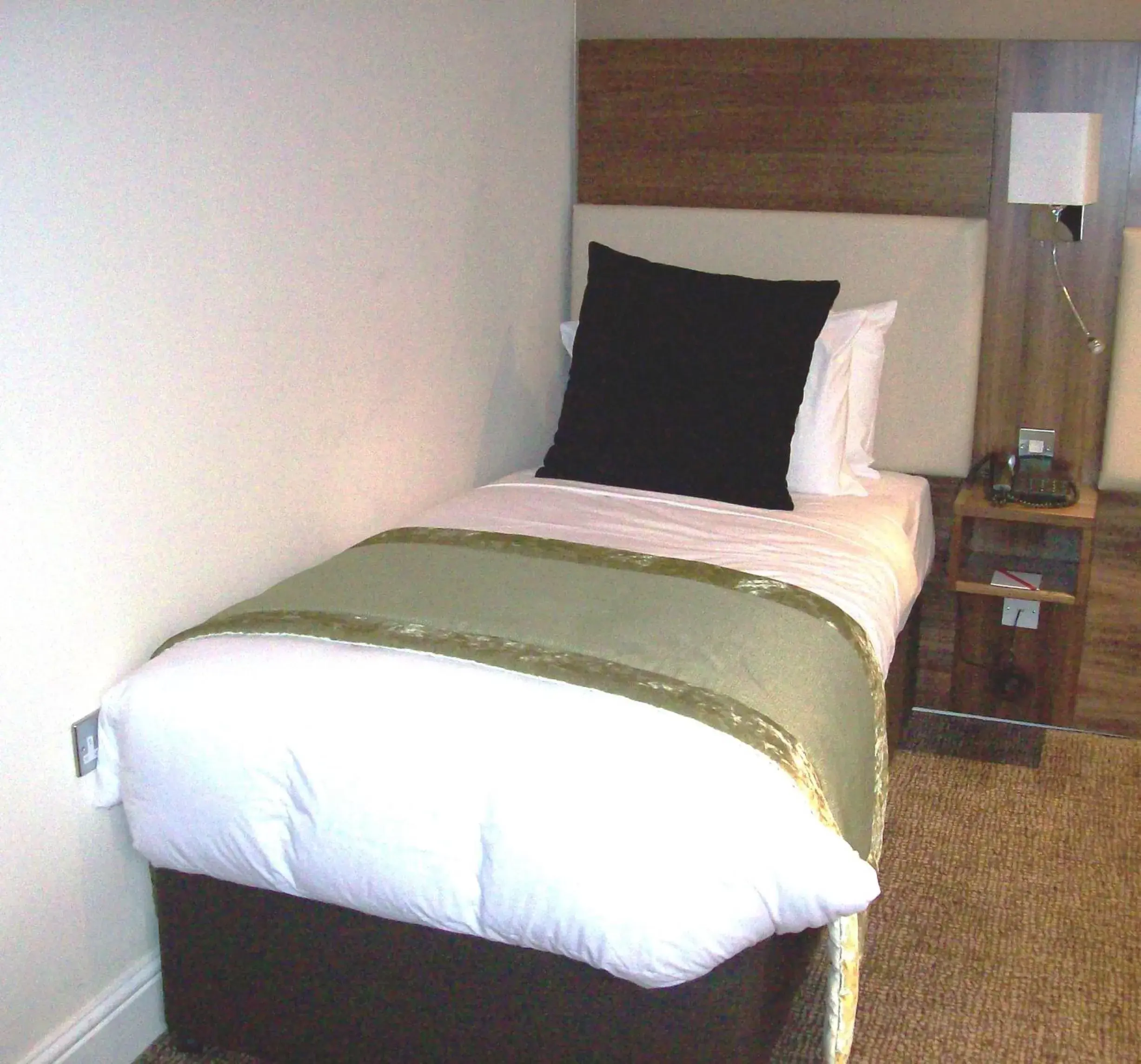 Bed in Mercure London Bloomsbury Hotel