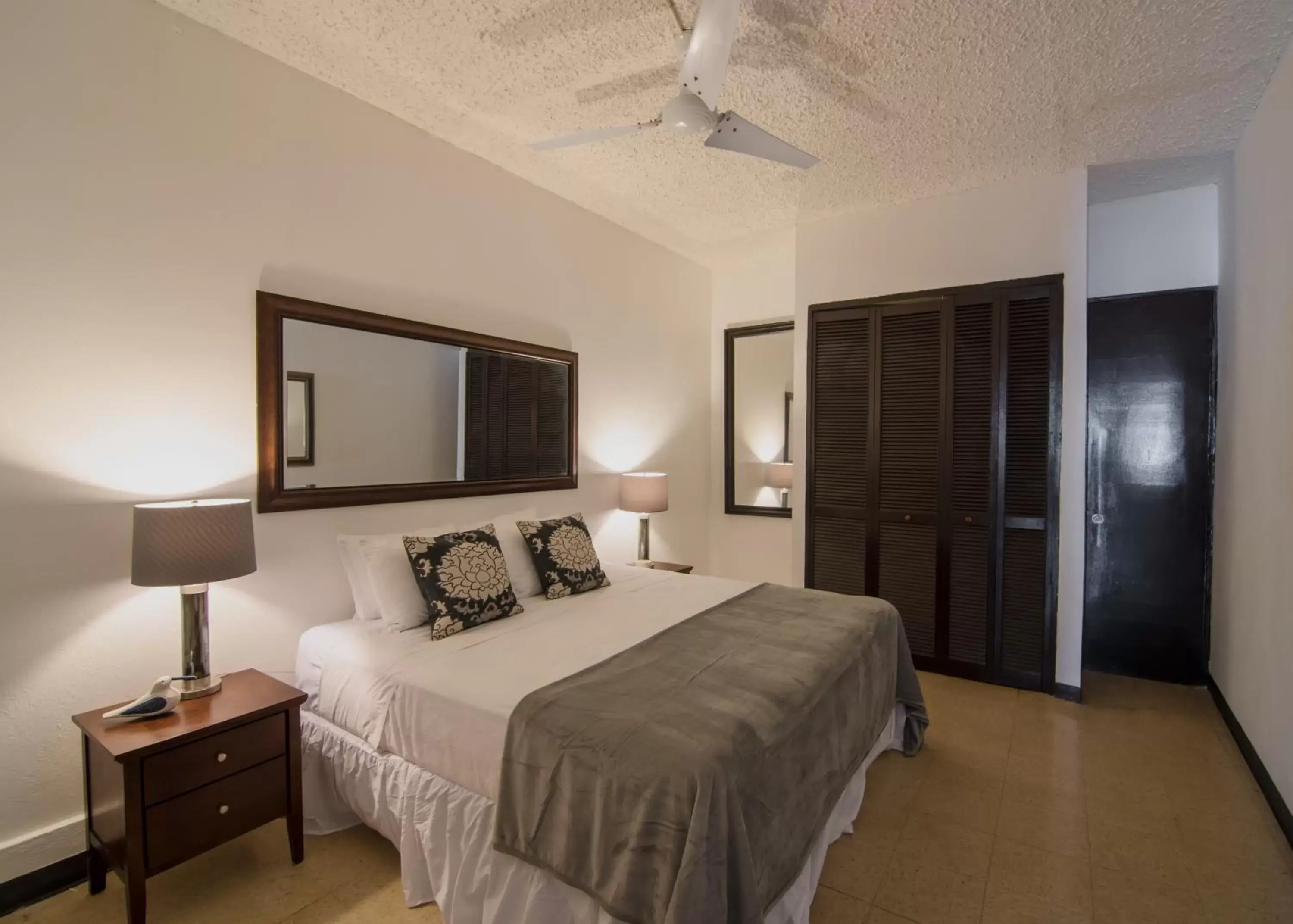 Photo of the whole room, Bed in La Capitana Old San Juan