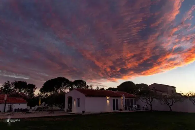 Garden, Property Building in Croissant de Lune