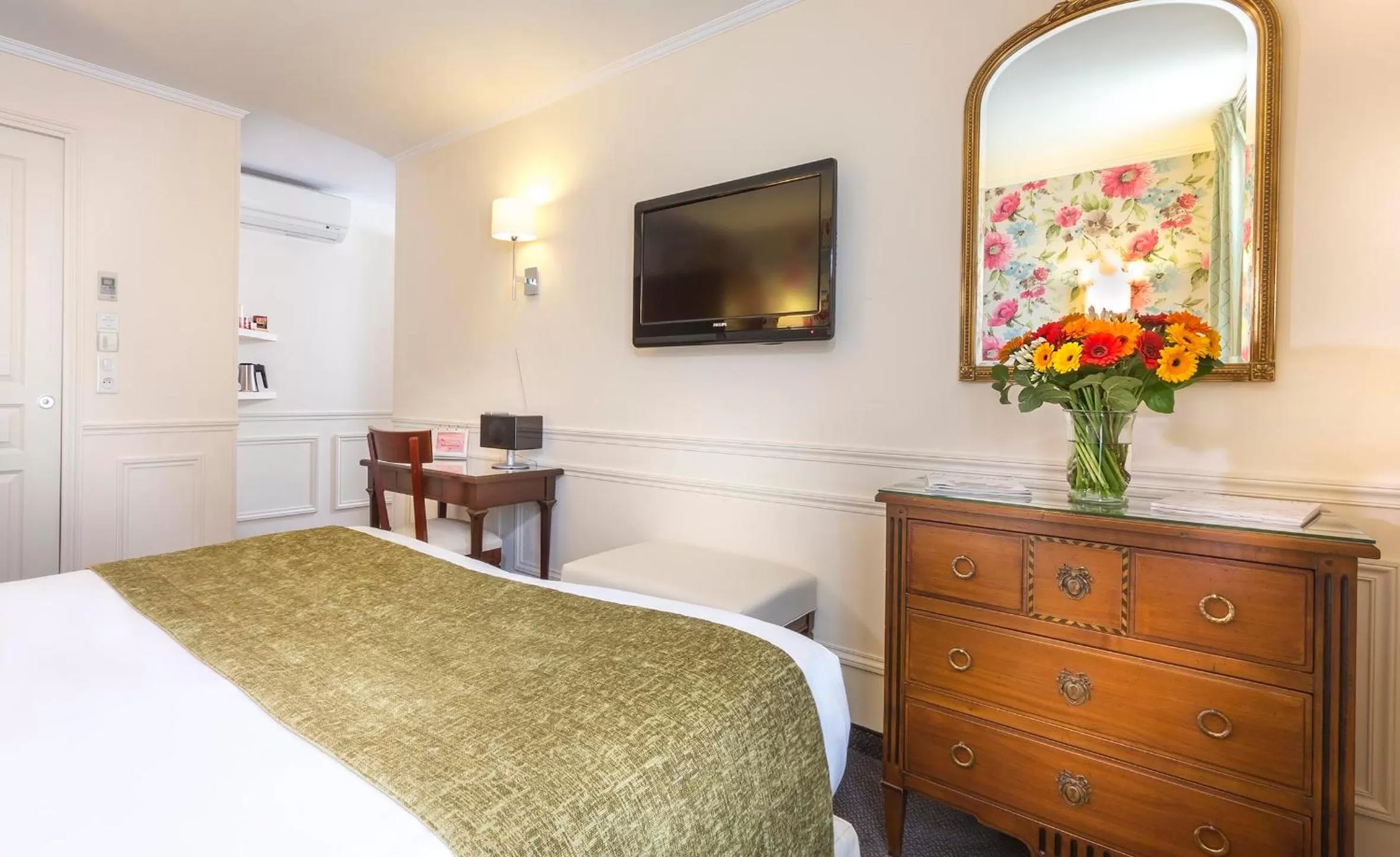 Bed in Hotel Relais Bosquet by Malone