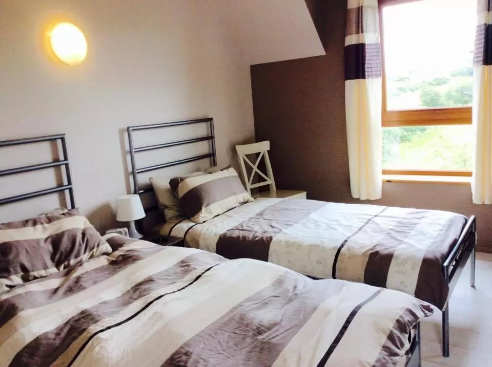 Photo of the whole room, Bed in Holland House F94DP26