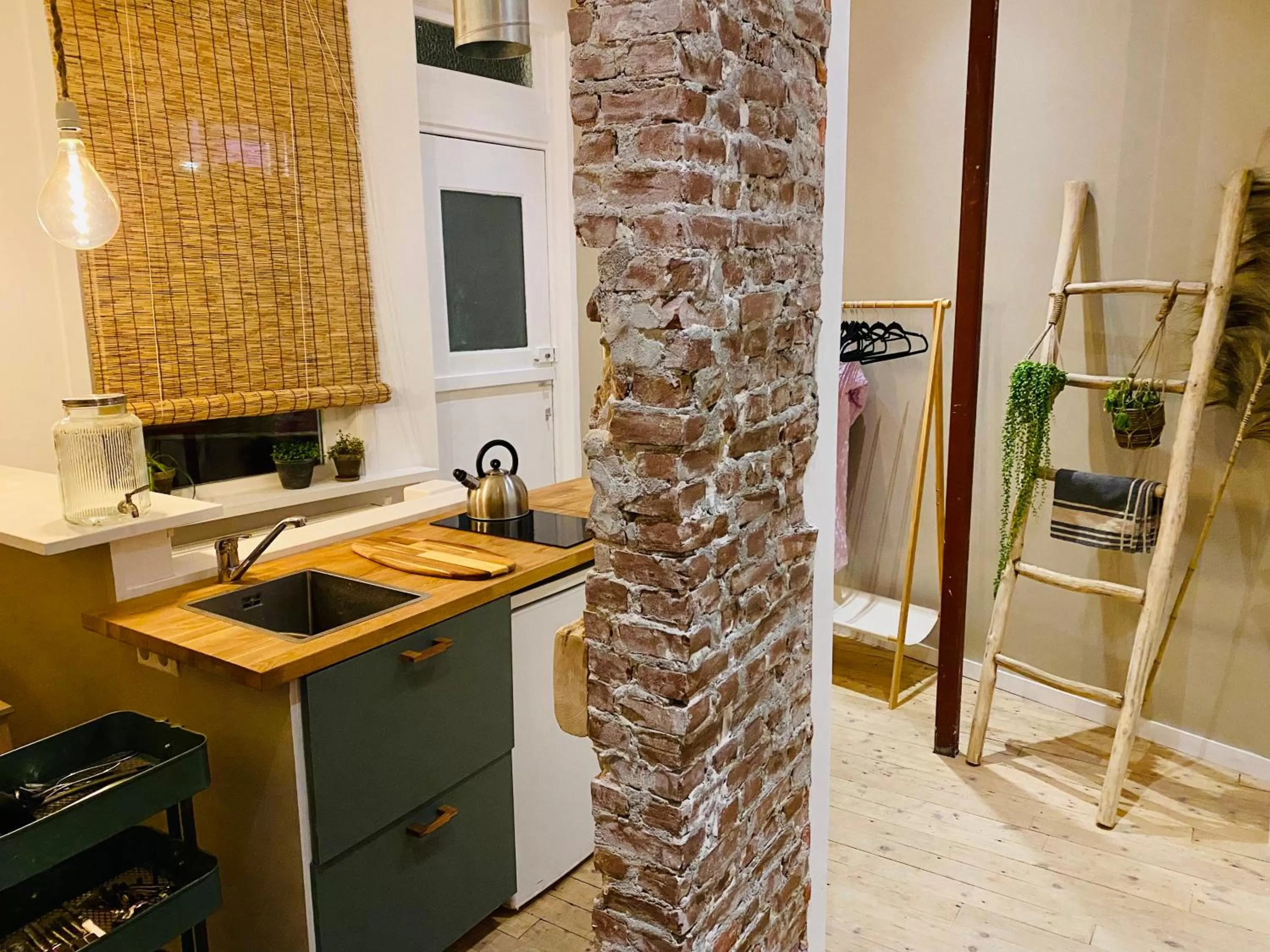 Kitchen or kitchenette in Tiny Beachhouse