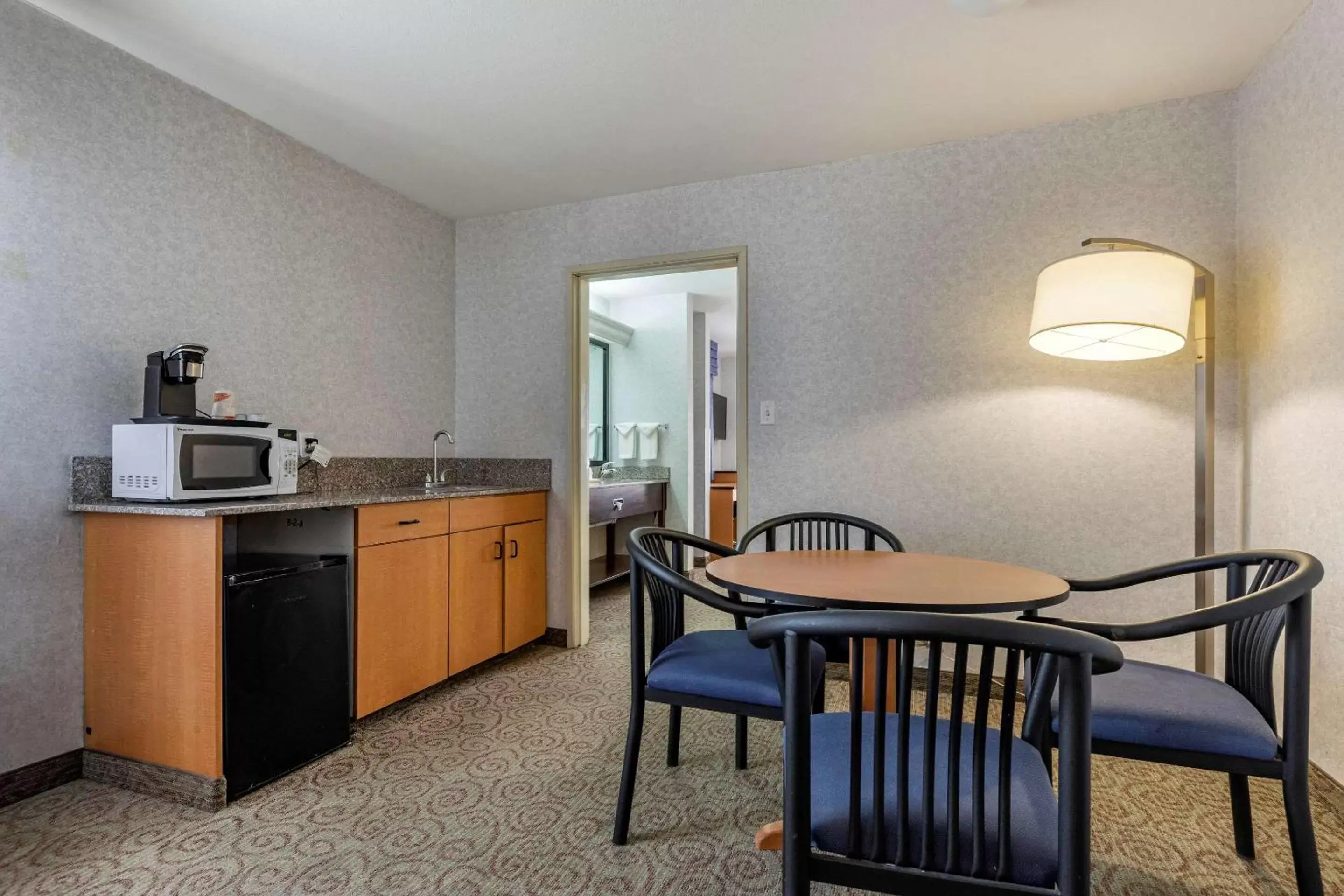 Bedroom, Kitchen/Kitchenette in Quality Inn and Suites Denver Airport - Gateway Park