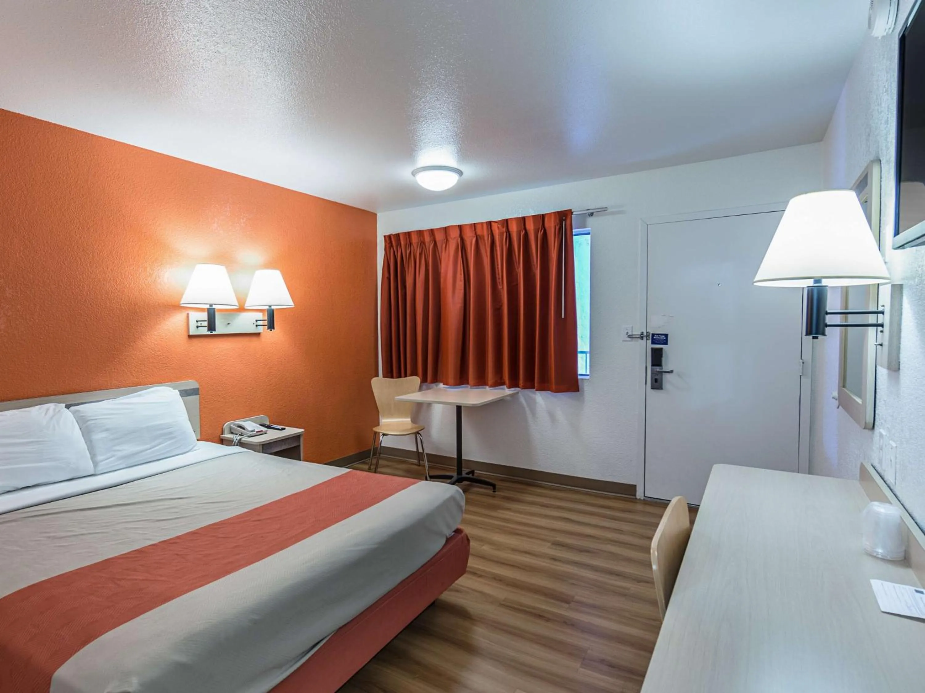 TV and multimedia, Bed in Motel 6-Yreka, CA