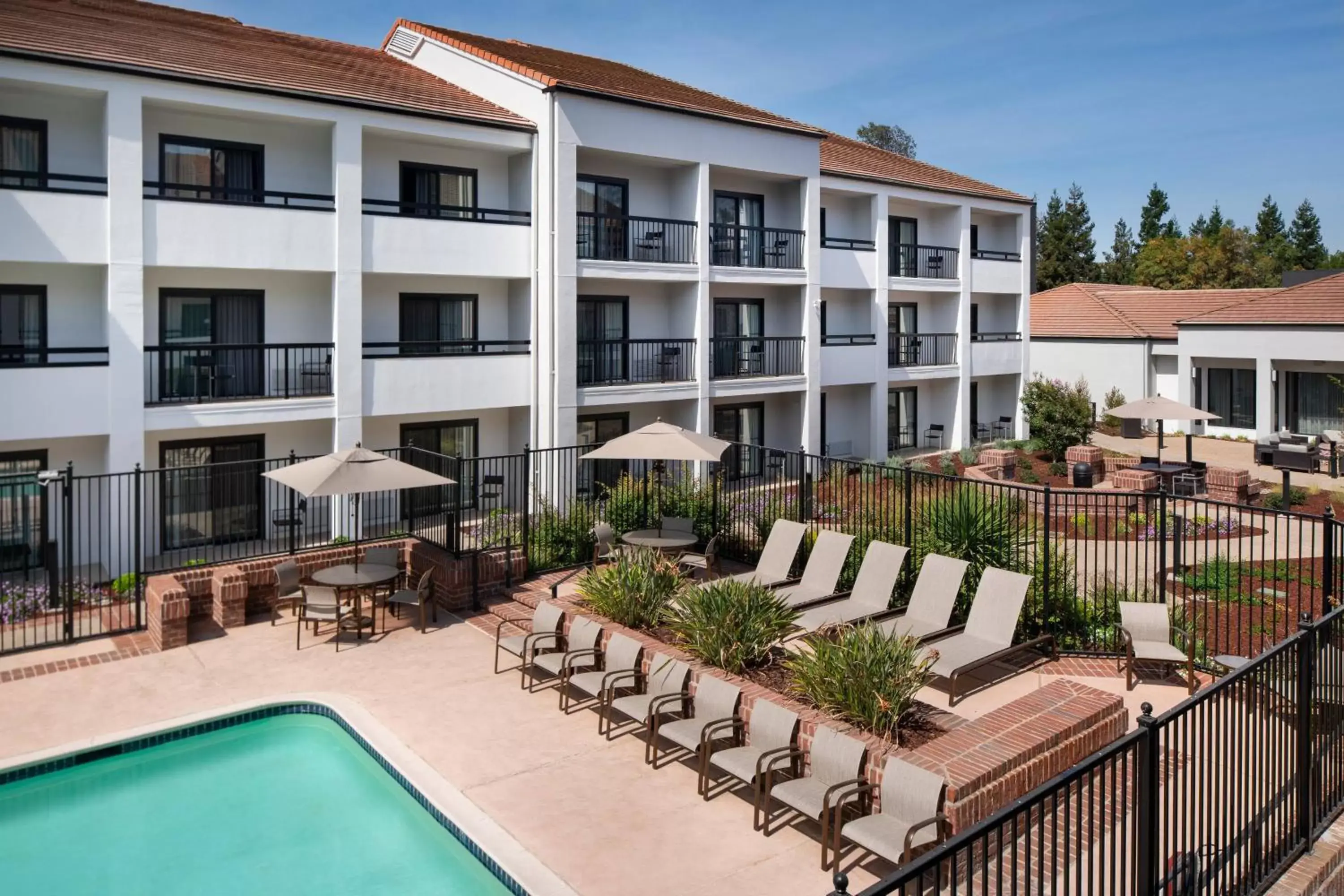 Photo of the whole room, Pool View in Courtyard San Jose Cupertino