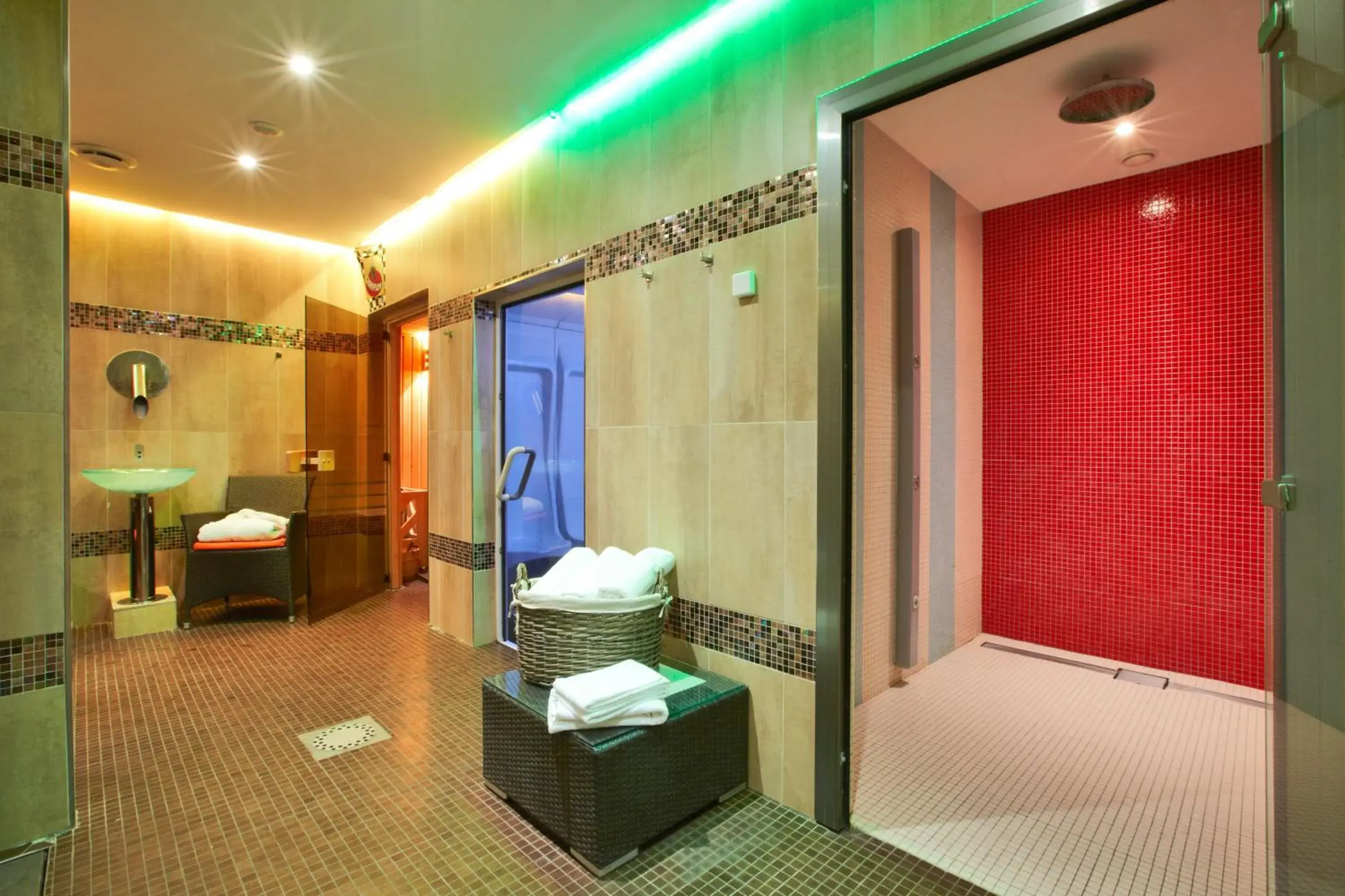 Spa and wellness centre/facilities, Bathroom in Kyriad Design Enzo Thionville