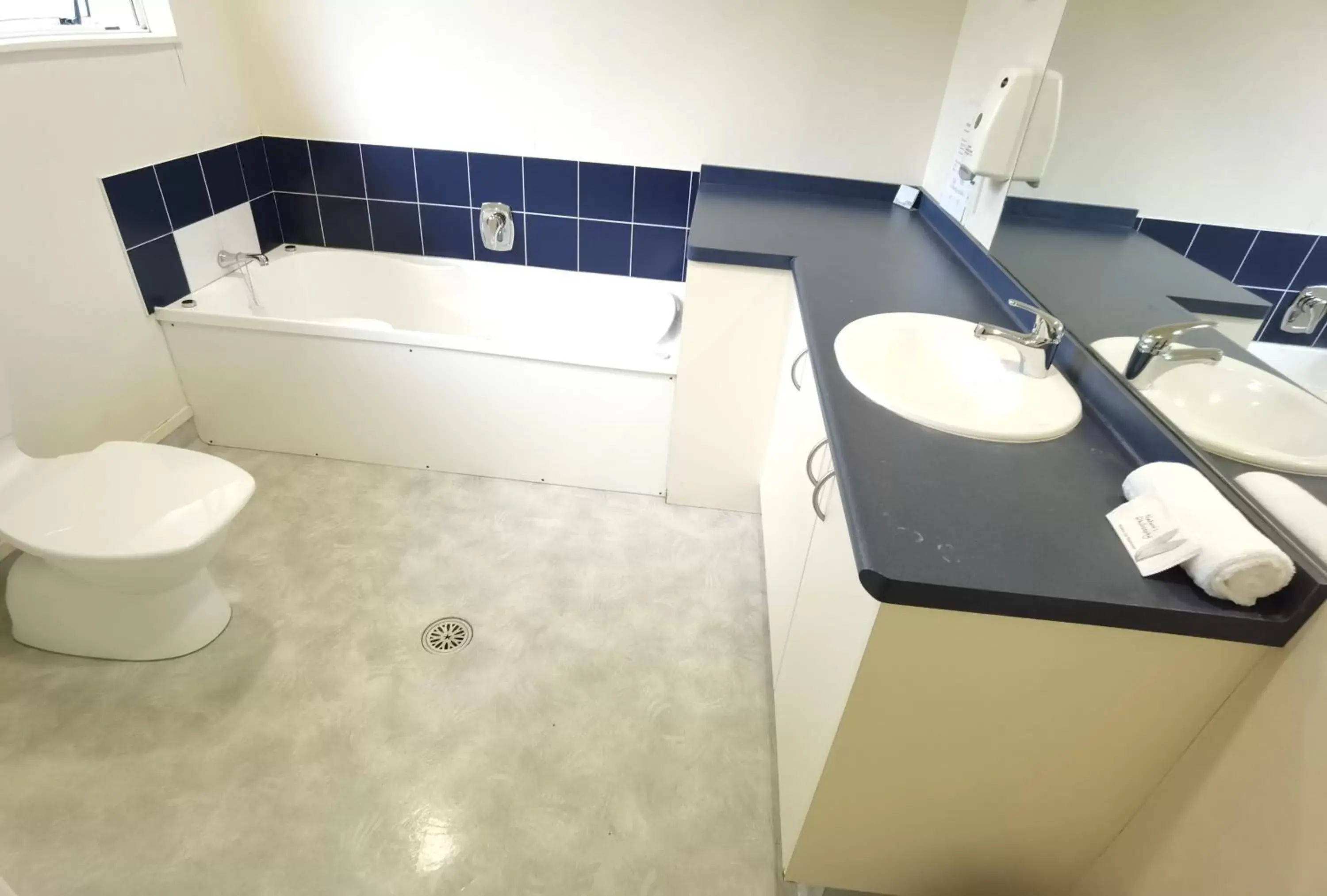 Bathroom in Harringtons Motor Lodge