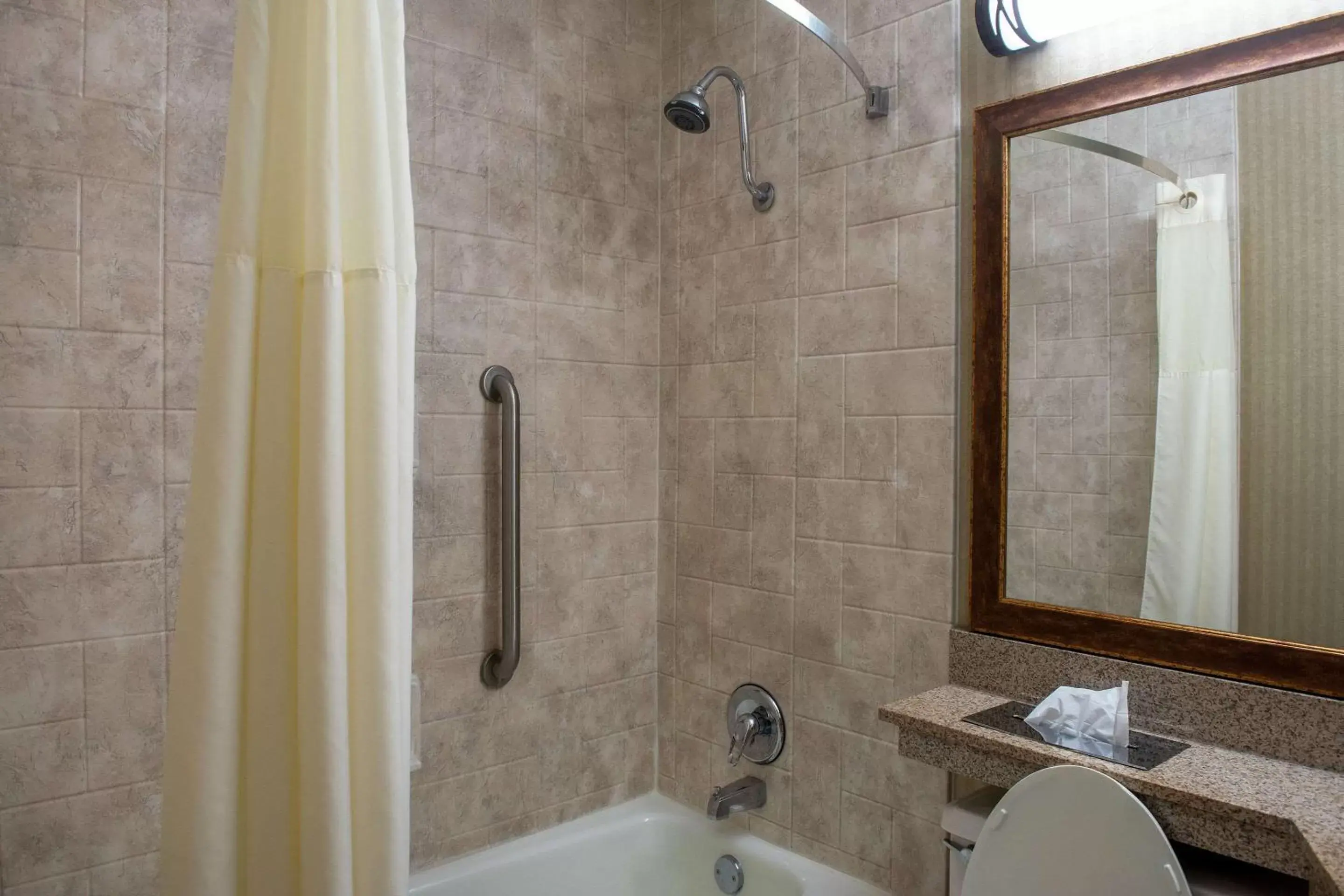 Photo of the whole room, Bathroom in Quality Inn Beckley