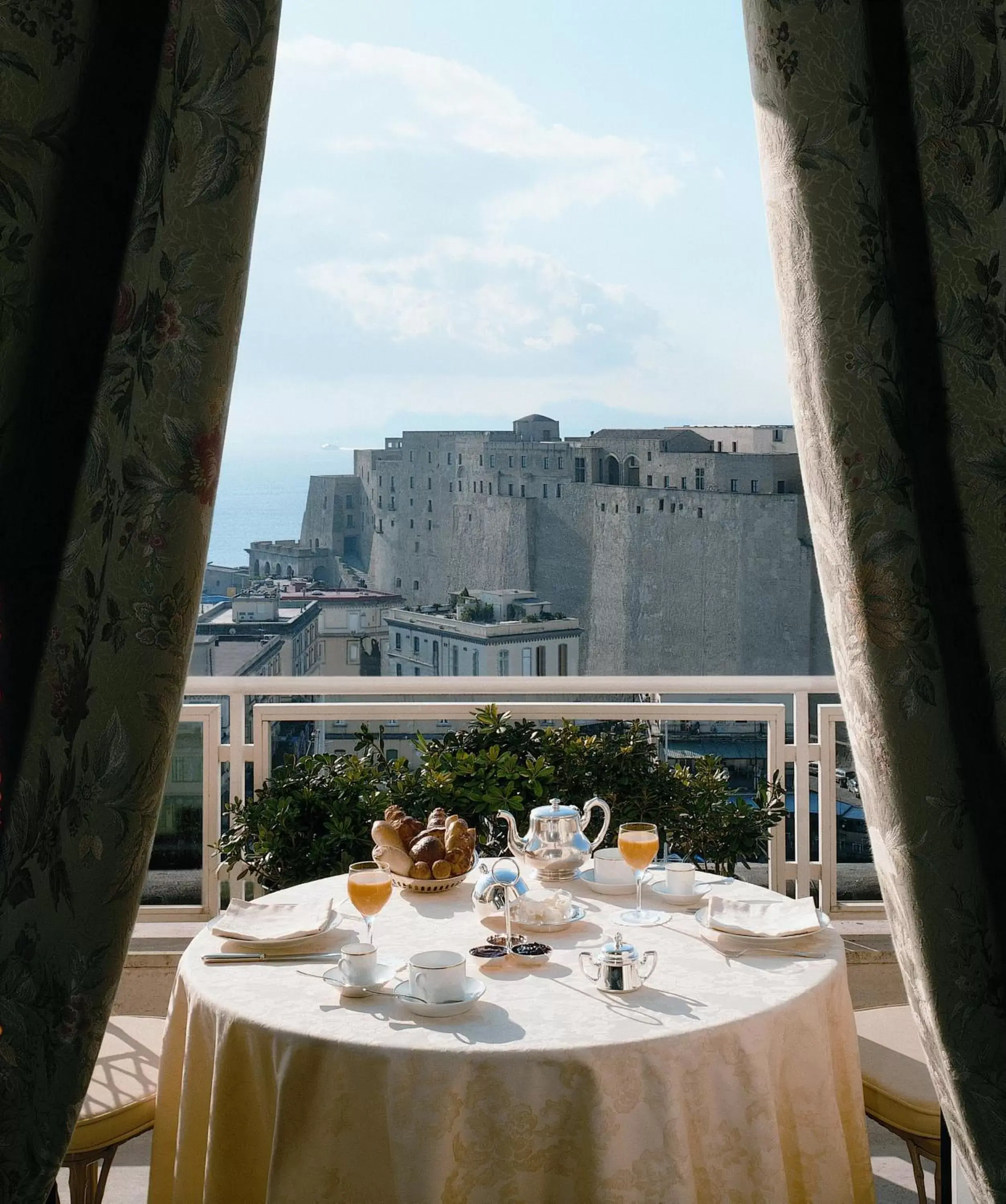 Restaurant/places to eat in Grand Hotel Vesuvio