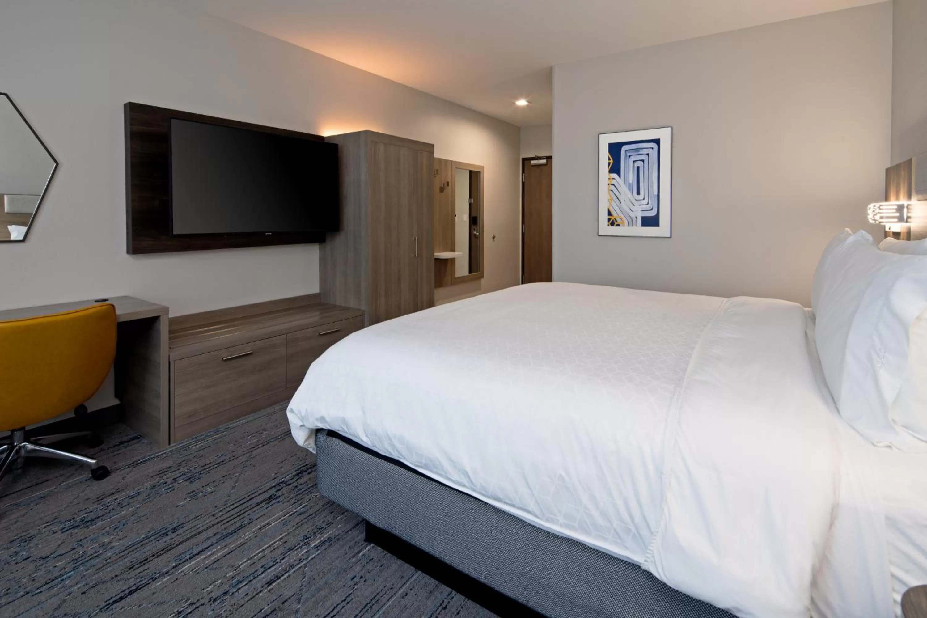 Bed in Holiday Inn Express & Suites - Valencia - Santa Clarita by IHG