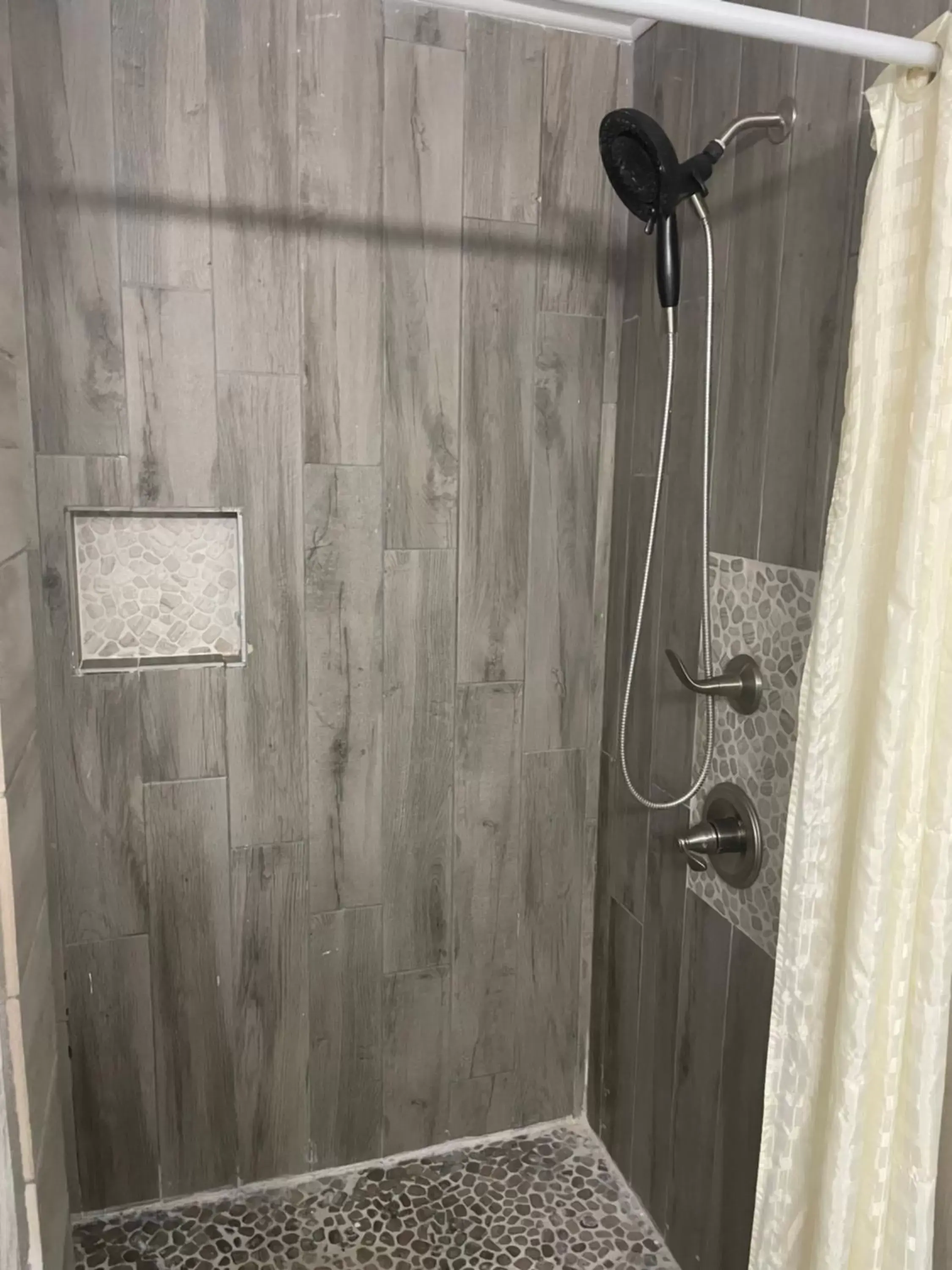 Shower, Bathroom in Ships Inn