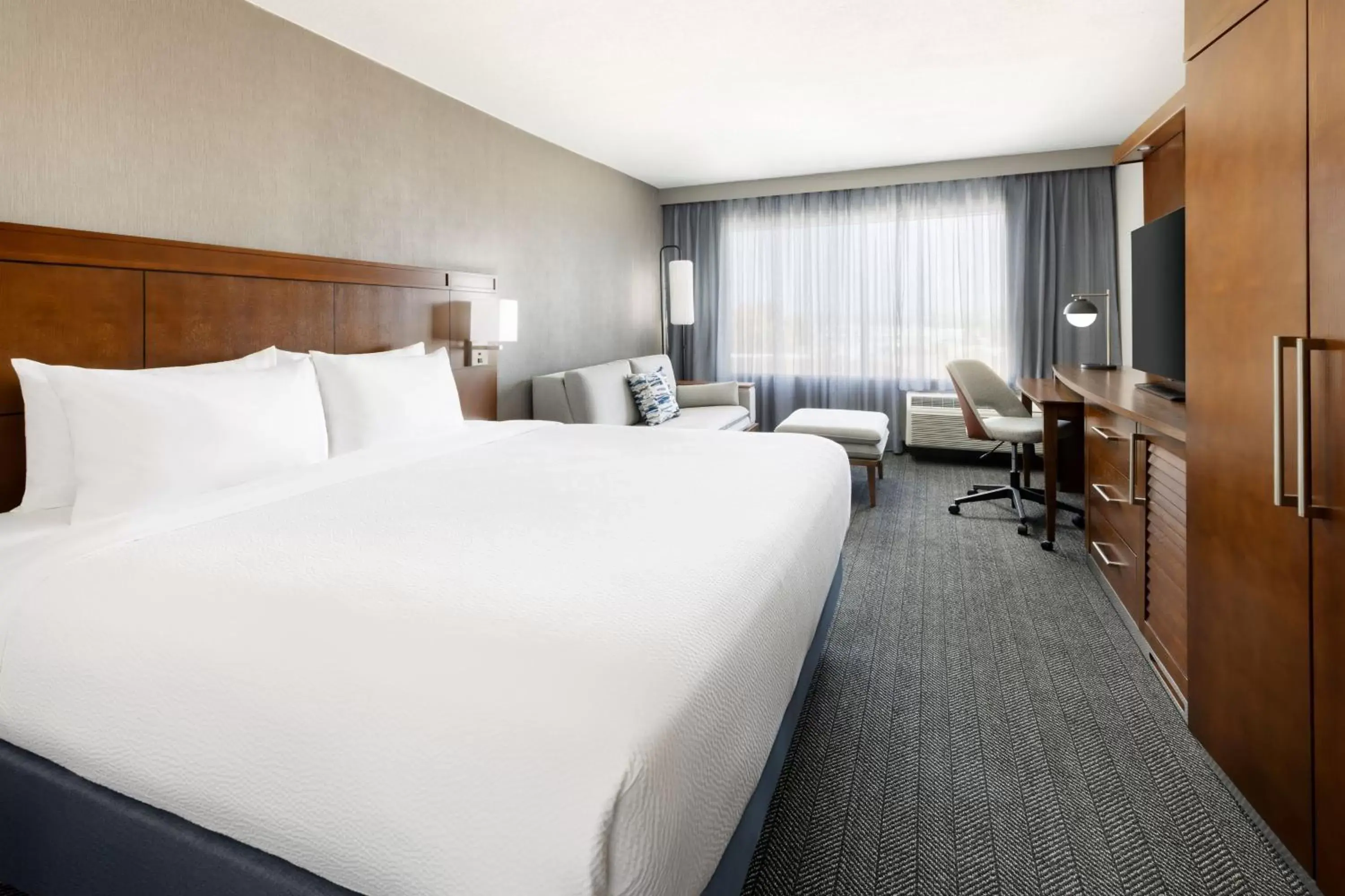 Photo of the whole room, Bed in Courtyard by Marriott Los Angeles Woodland Hills