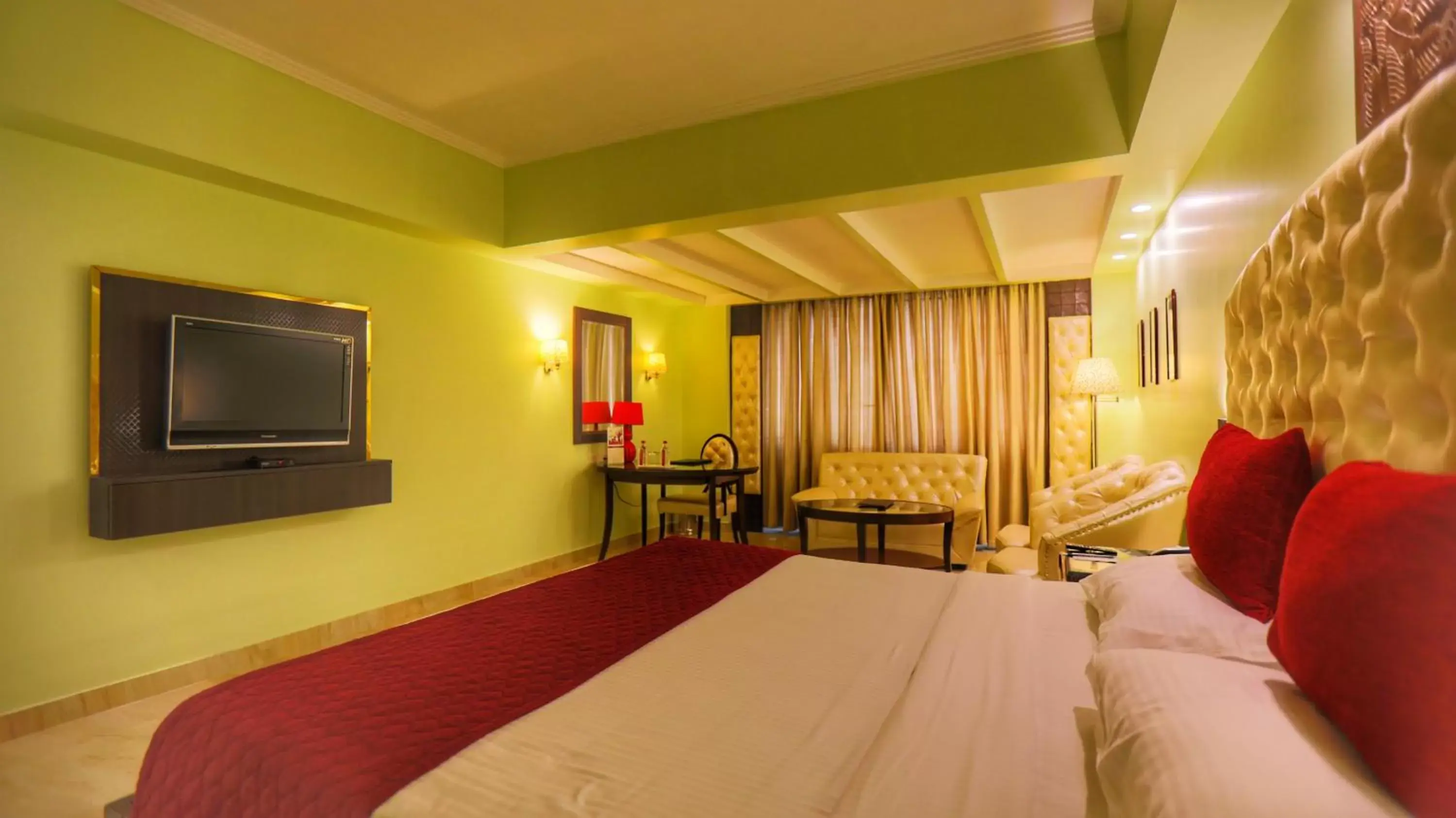 Bed, TV/Entertainment Center in Quality Inn Sabari