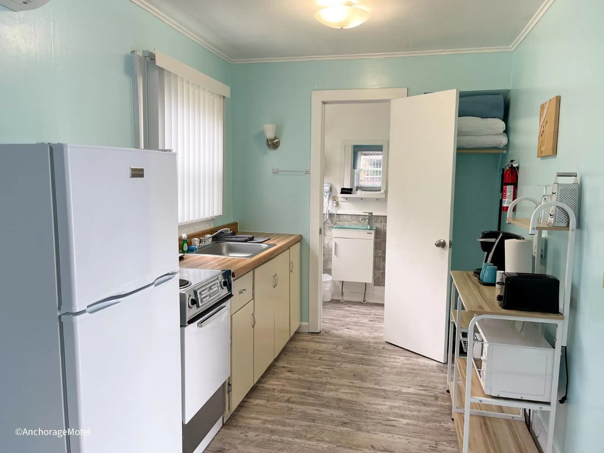 Kitchen/Kitchenette in The Anchorage Motel