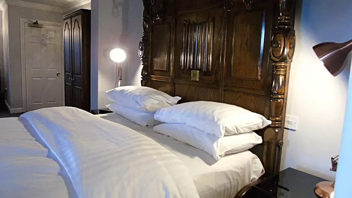 Bed in The Lion Hotel