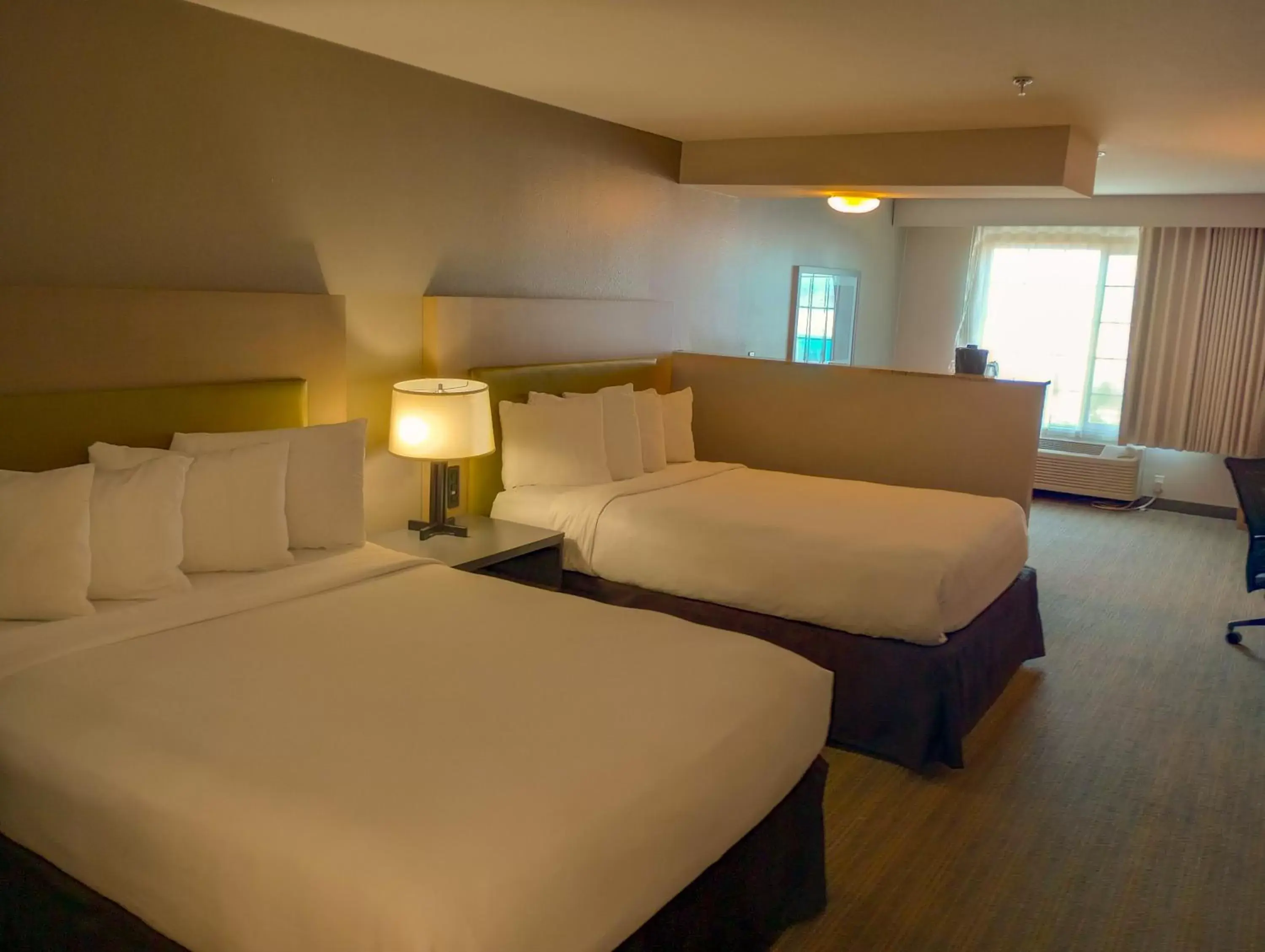 Bedroom, Bed in Country Inn & Suites by Radisson, Portland International Airport, OR