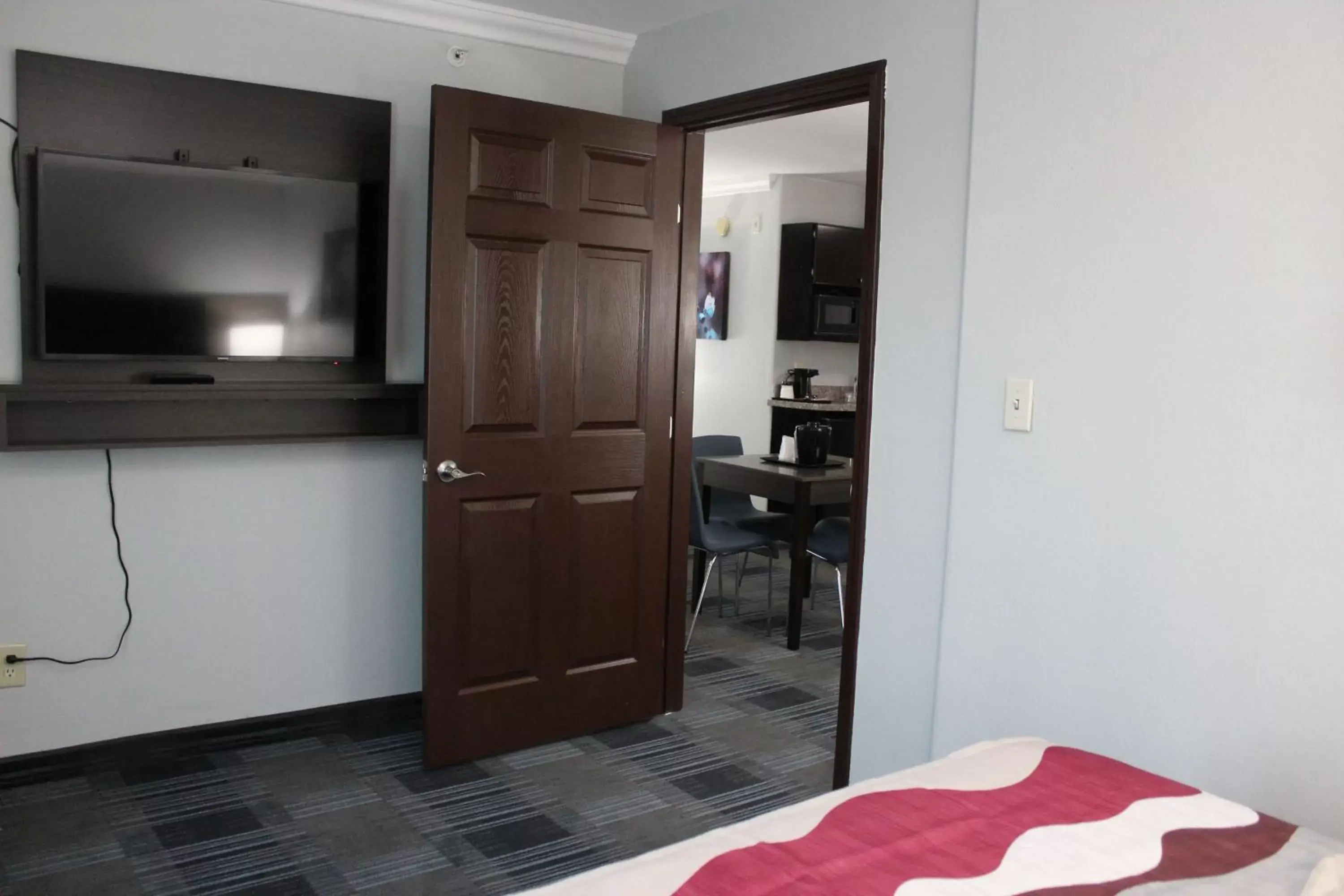 Bedroom, Kitchen/Kitchenette in Best Western Medical Center North Inn & Suites Near Six Flags