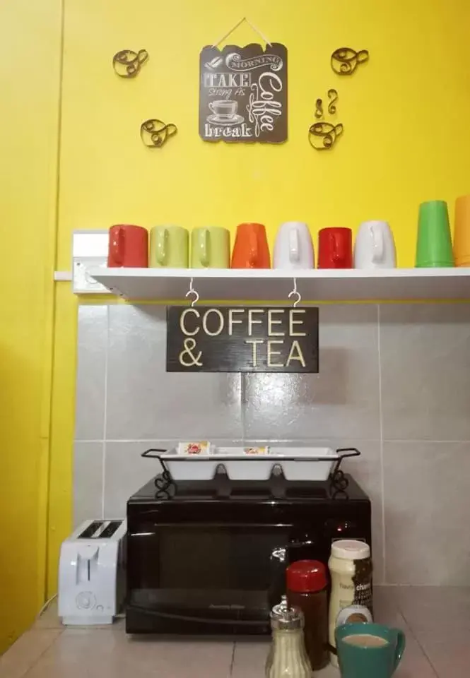 Coffee/tea facilities, Kitchen/Kitchenette in Hostal Xiinbal