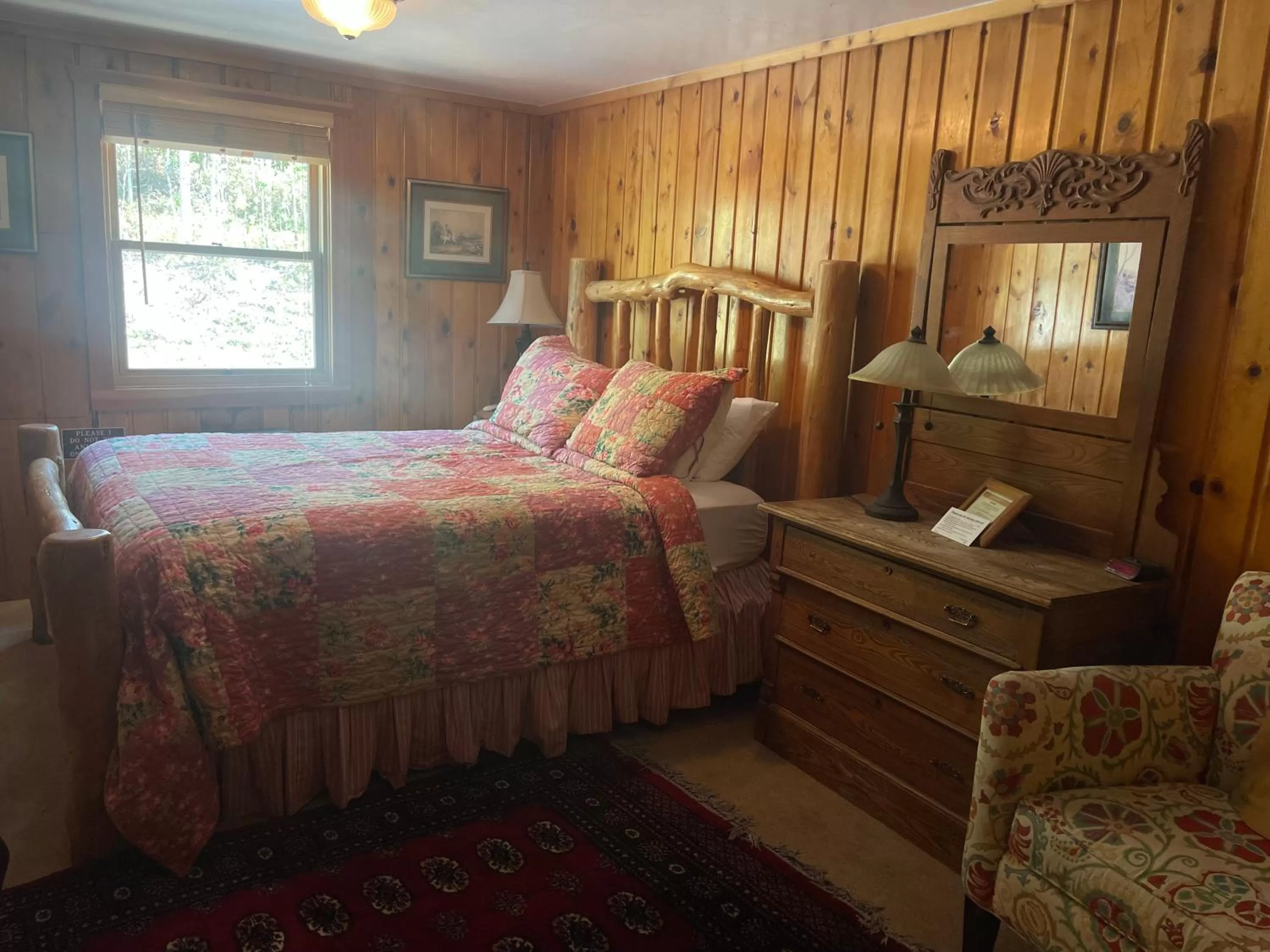 Bed in Silver Fork Lodge & Restaurant