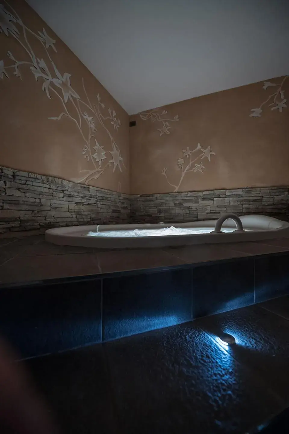 Hot Tub, Swimming Pool in T'ami Hotel Resort Spa