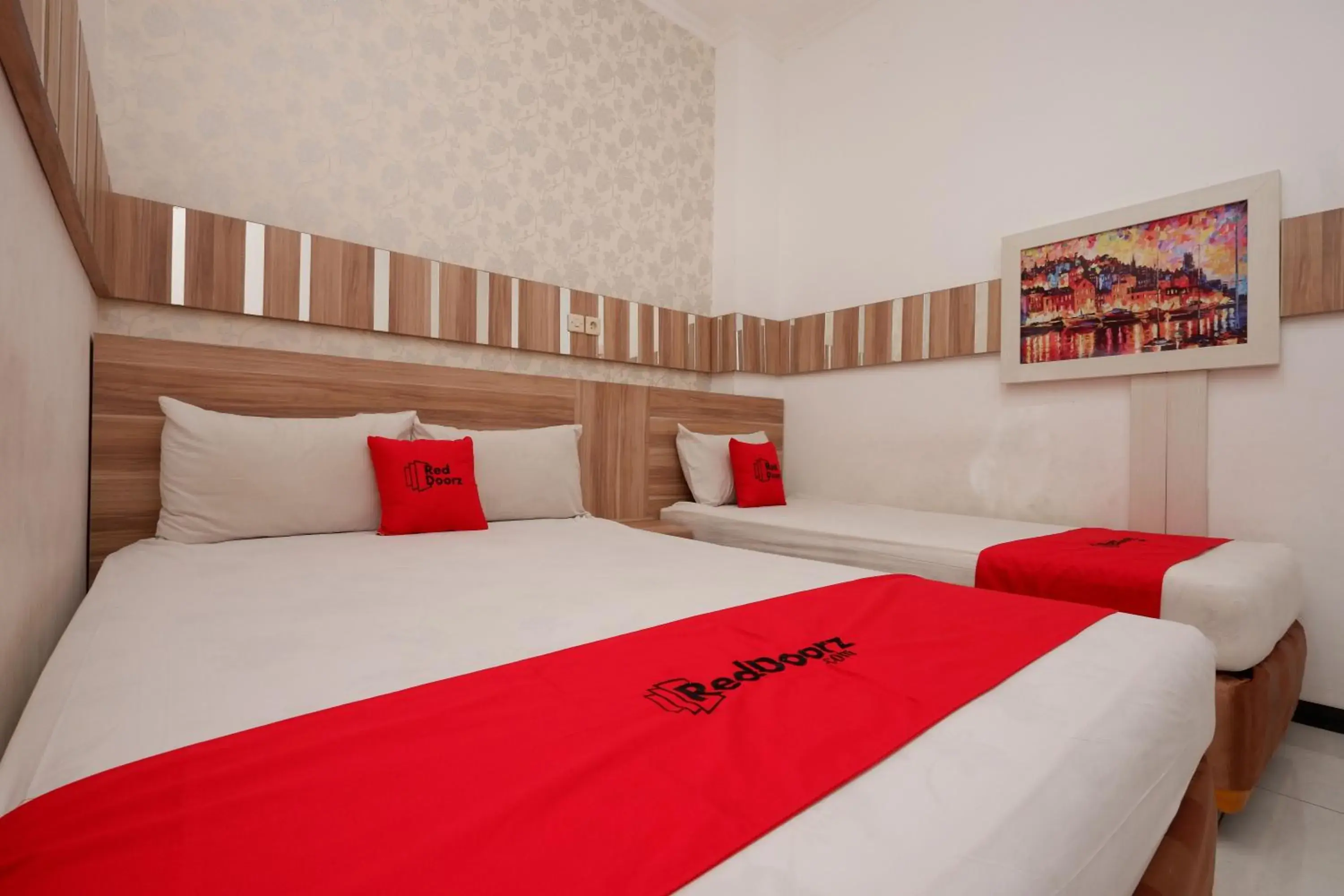 Bedroom, Bed in RedDoorz near Plaza Simpang Lima