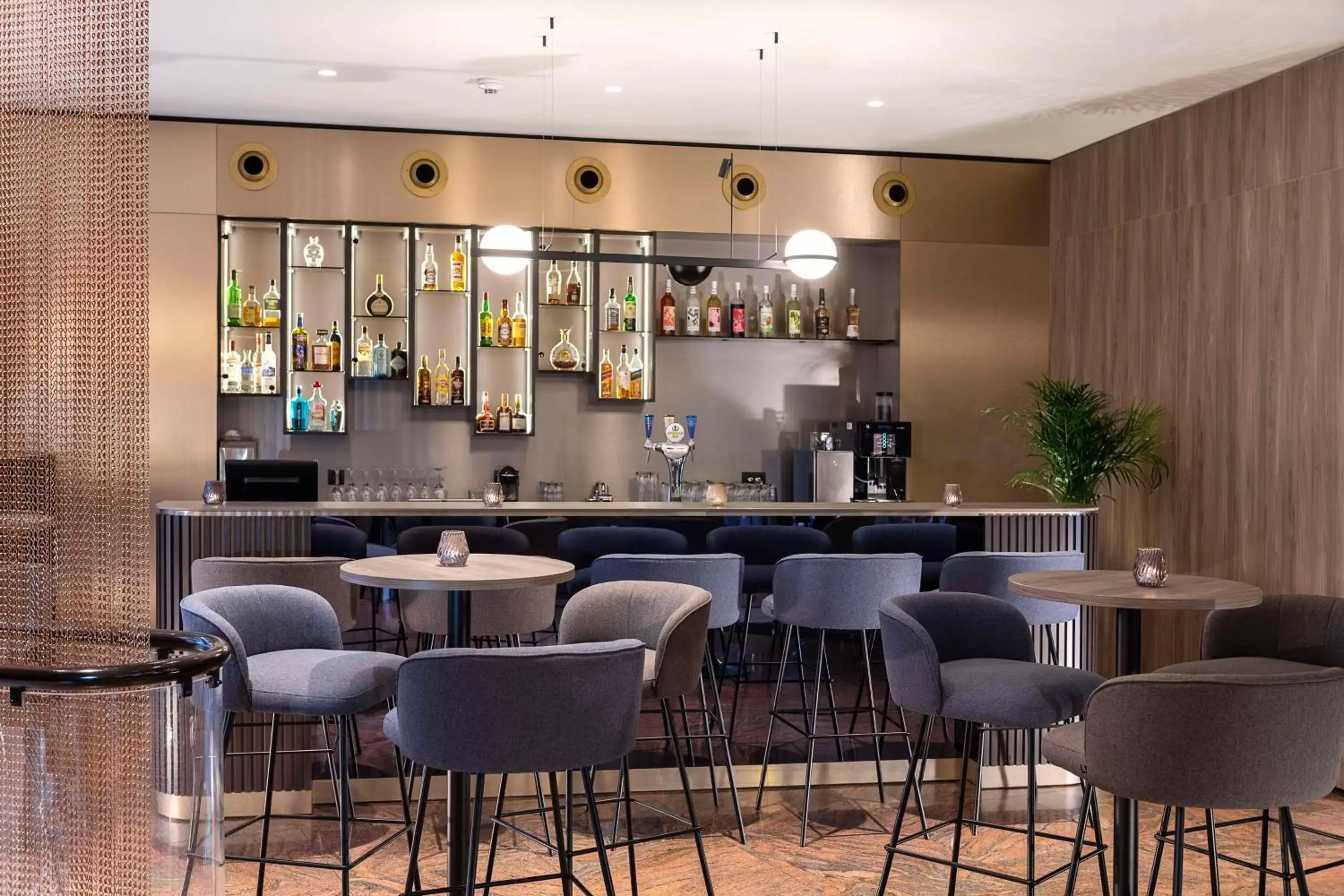 Lounge or bar, Lounge/Bar in NH Geneva Airport Hotel