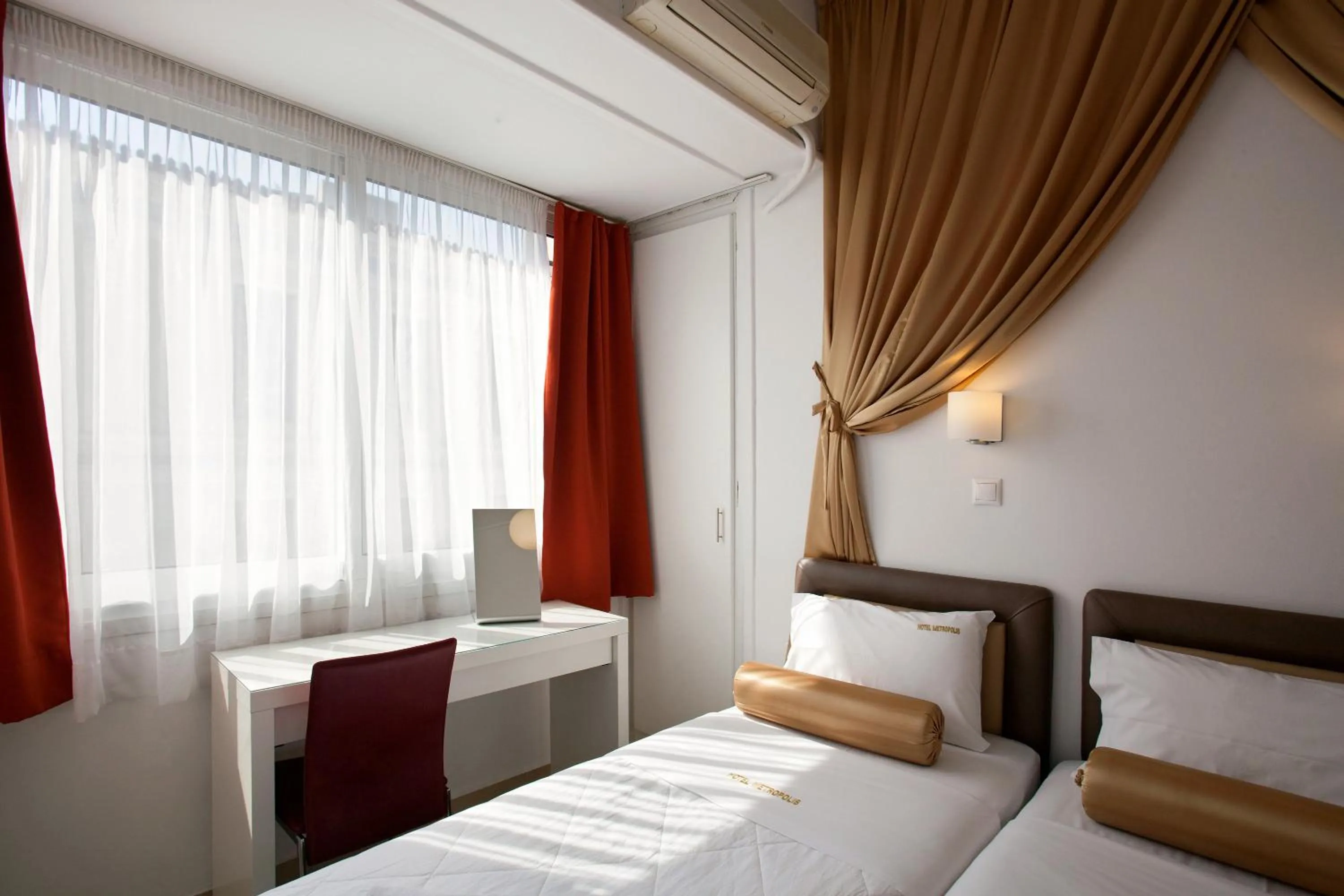 Bed in Metropolis Hotel