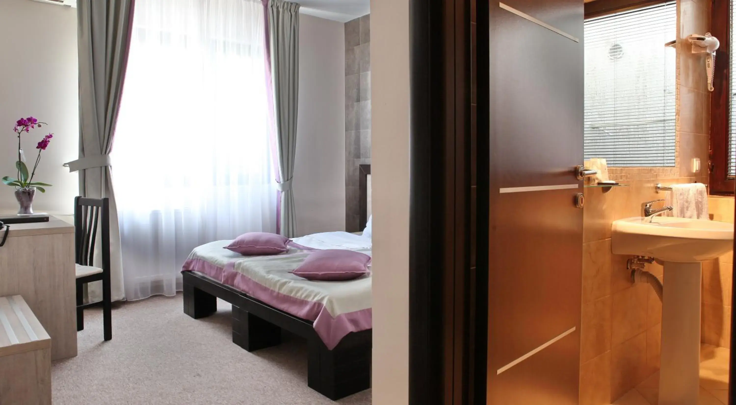 Bathroom, Bed in Garni Hotel Vozarev