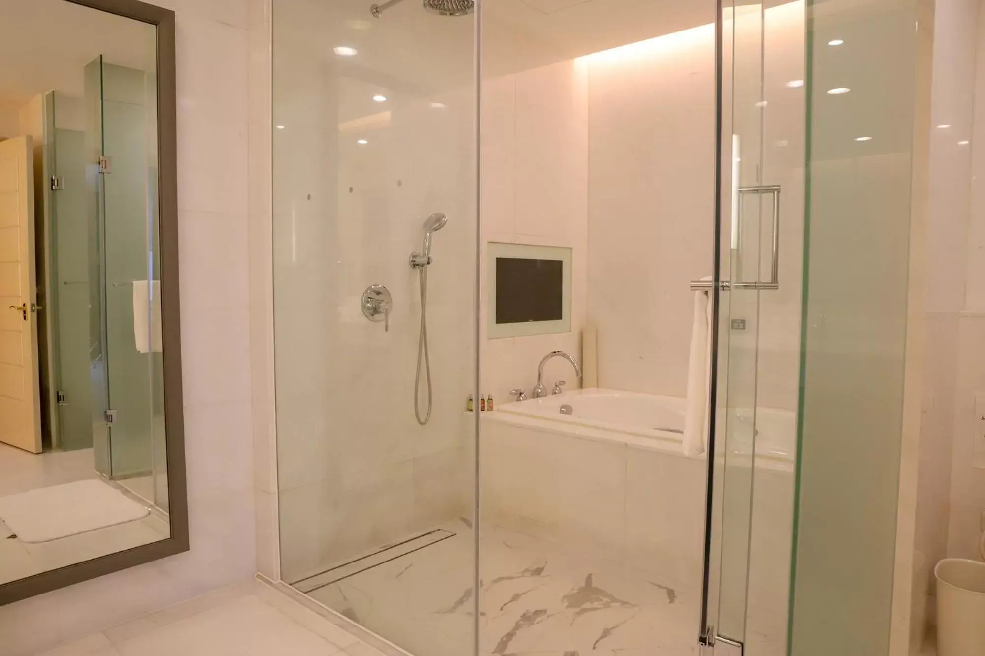 Shower, Bathroom in Grand Victoria Hotel