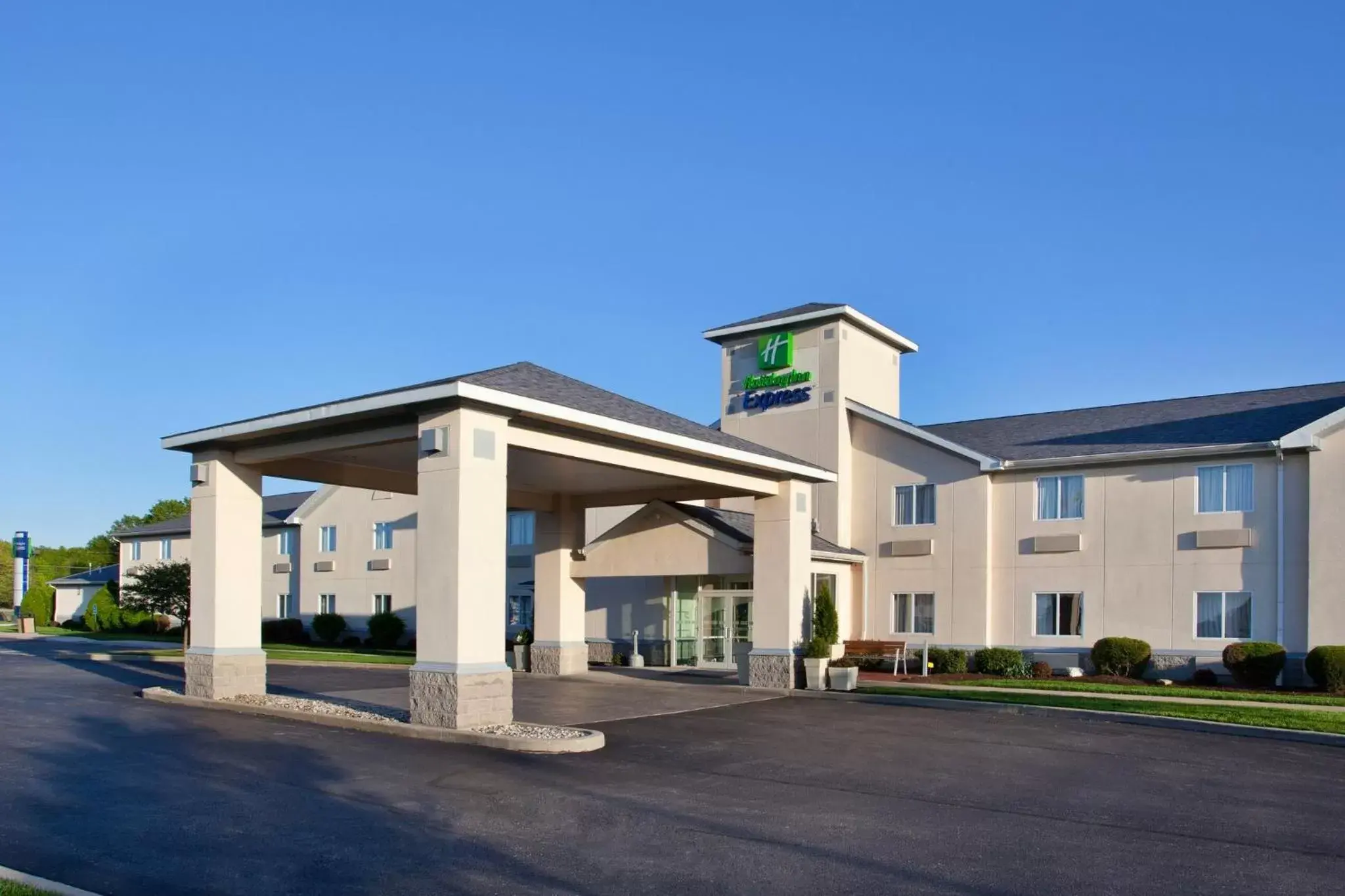 Property Building in Holiday Inn Express Cleveland - Vermilion, an IHG Hotel