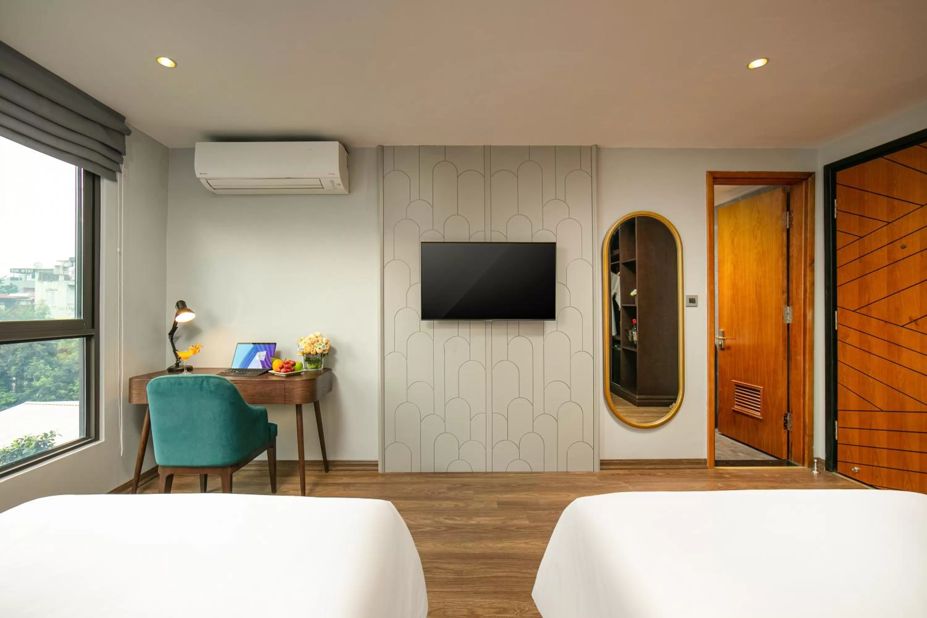 Bed in MAY DE VILLE Lakeside Hotel